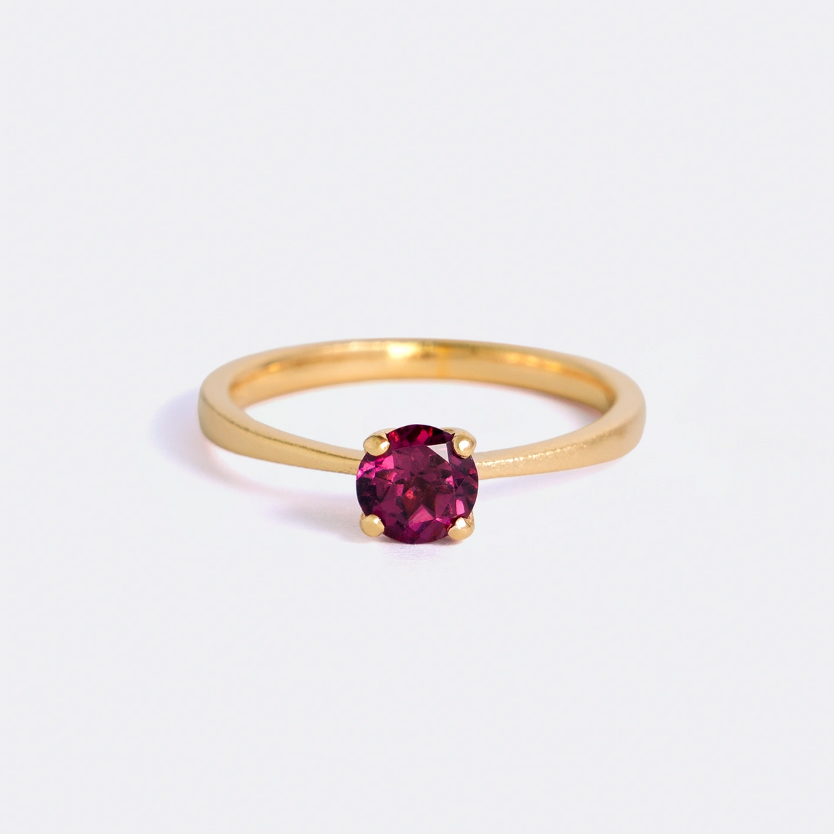 Ring Mermaid aus 925er Sterlingsilber vergoldet mit rundem rotem Granat 5 mm - Frontansicht