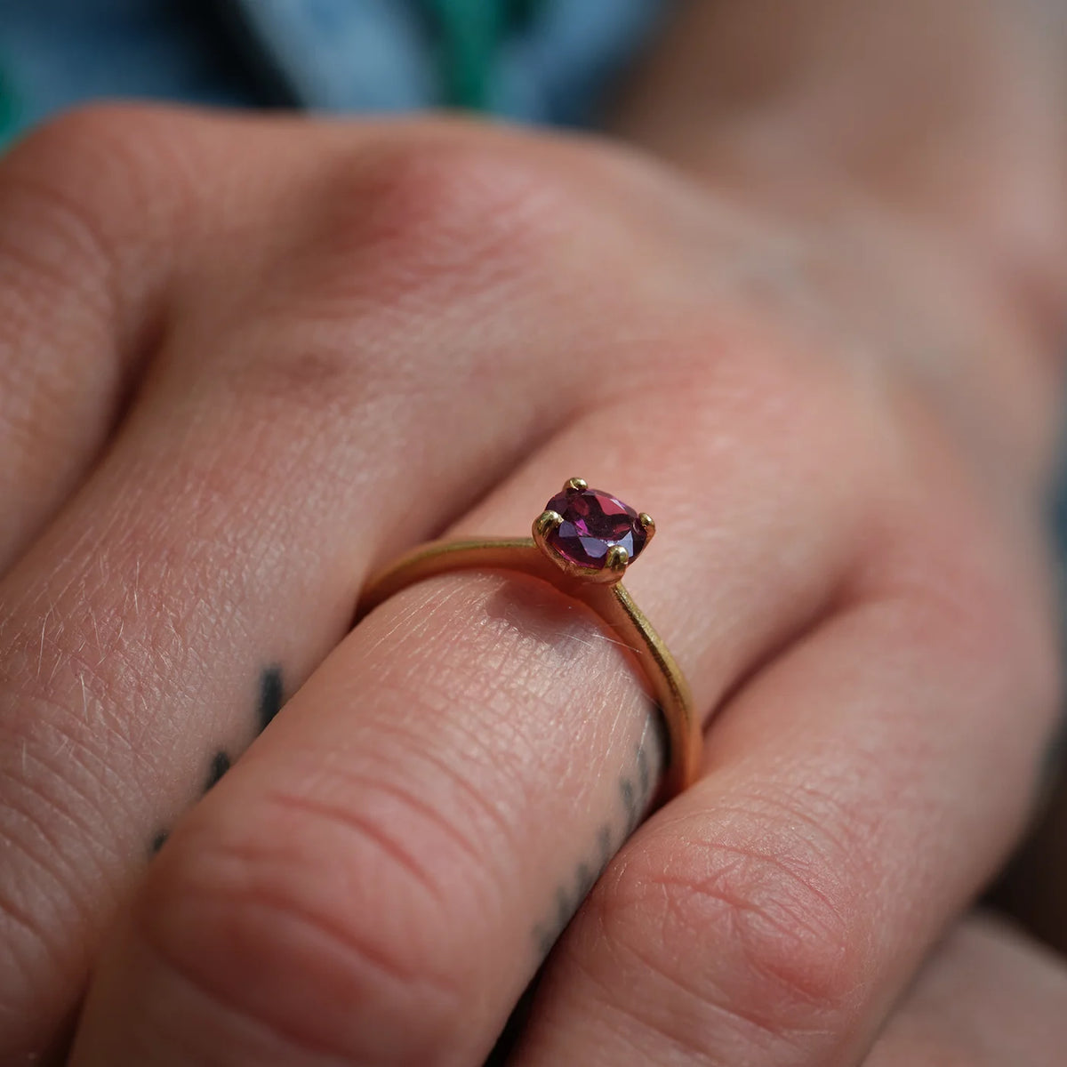 Ring Mermaid roter Granat aus 925er Sterlingsilber vergoldet - am Finger getragen, Schrägansicht