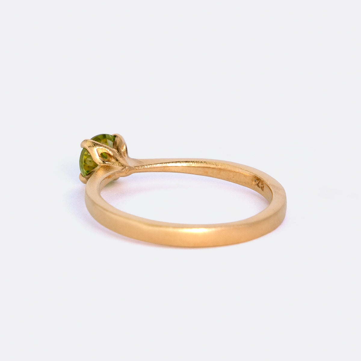 Ring Mermaid aus 925er Sterlingsilber vergoldet mit rundem grünem Peridot 5 mm - Seitenansicht 150°