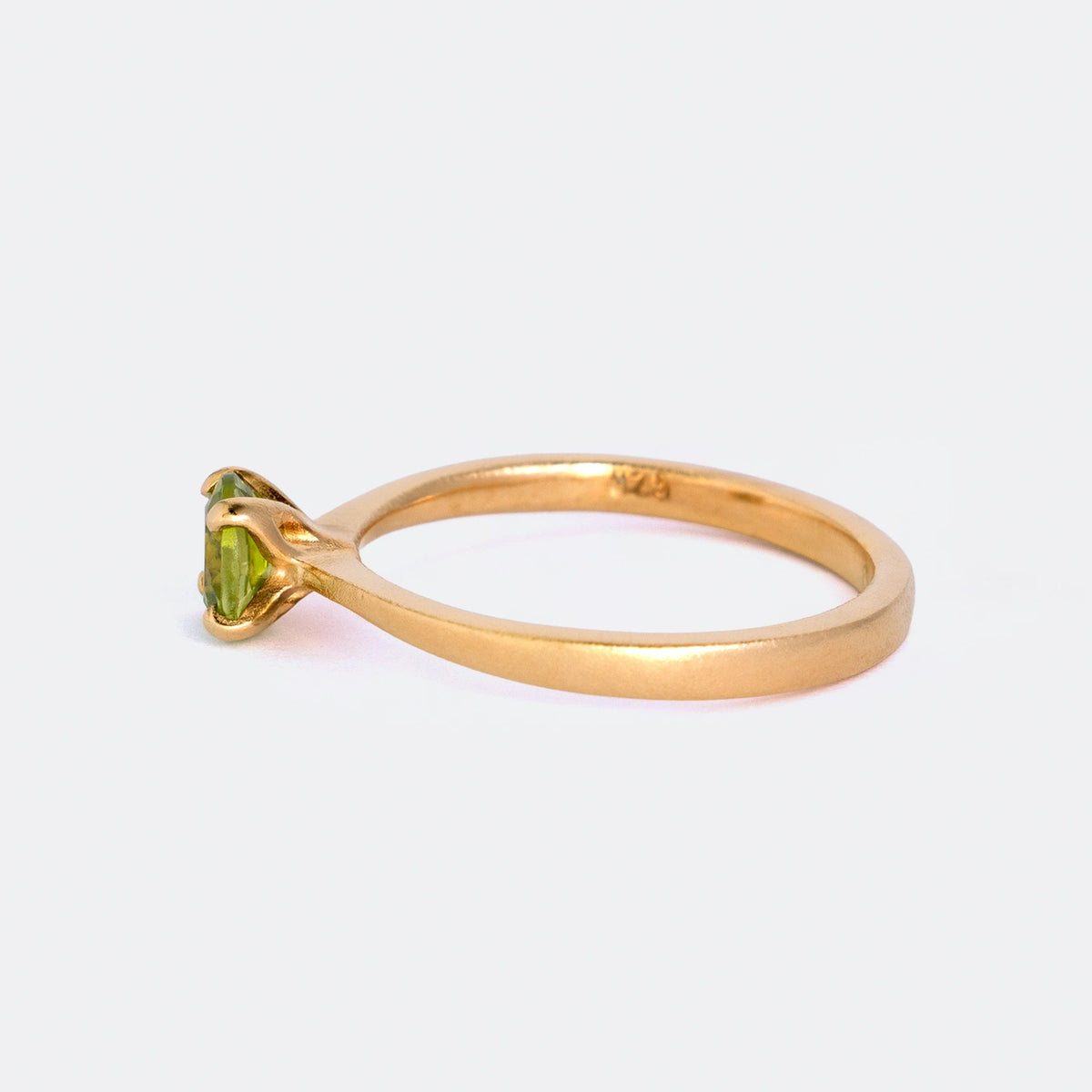 Ring Mermaid aus 925er Sterlingsilber vergoldet mit rundem grünem Peridot 5 mm - Seitenansicht 90°