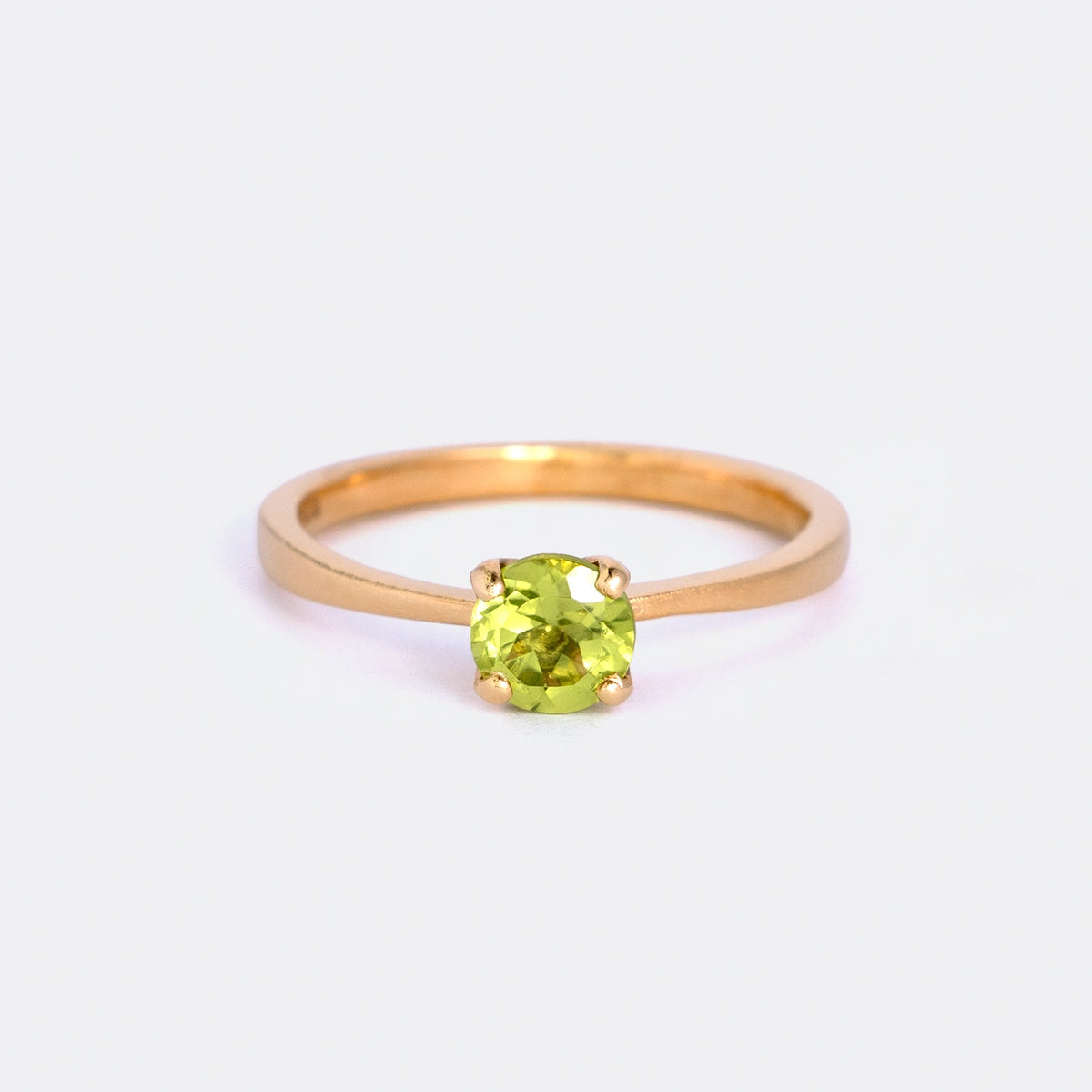 Ring Mermaid aus 925er Sterlingsilber vergoldet mit rundem grünem Peridot 5 mm - Frontansicht