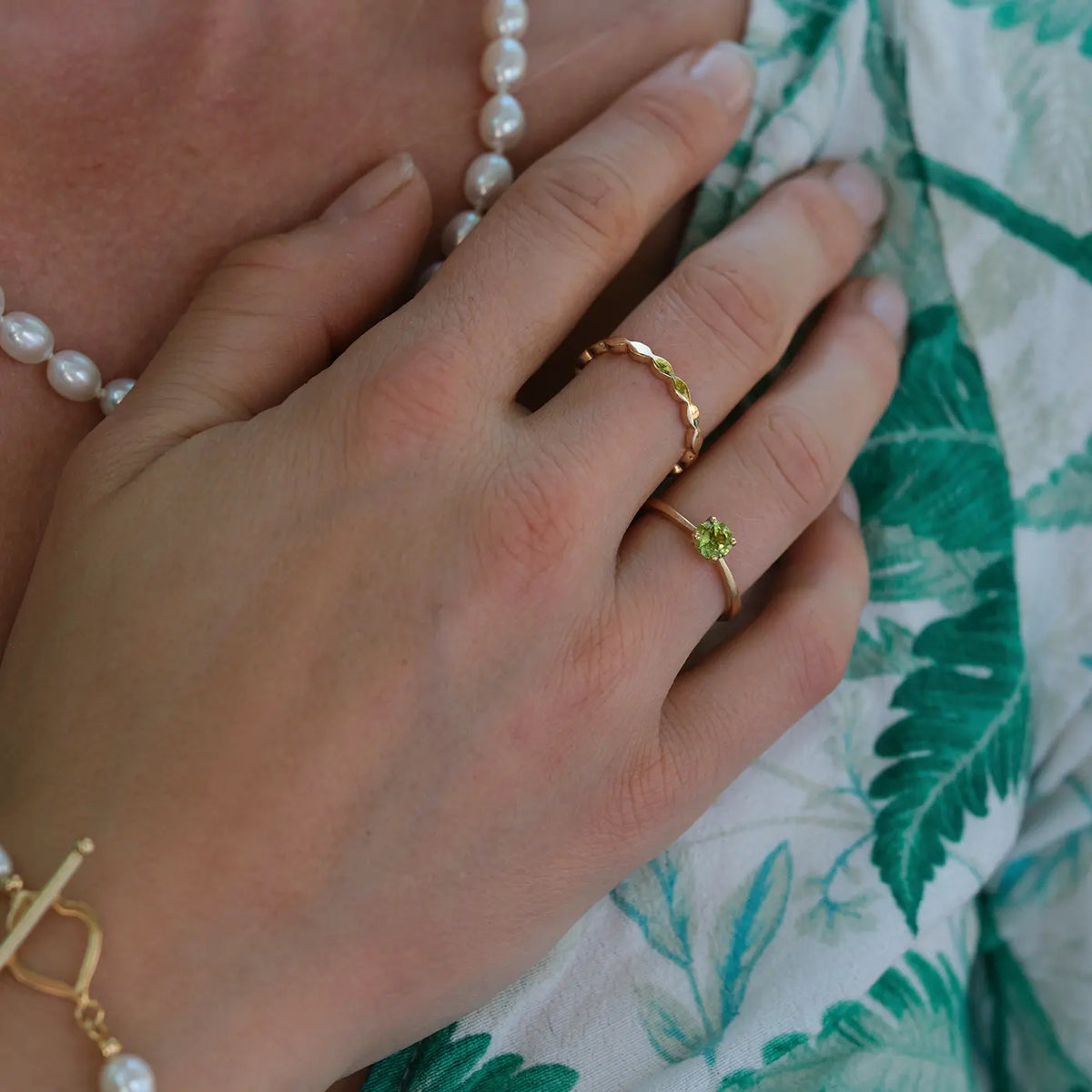Ring Mermaid grüner Peridot aus 925er Sterlingsilber vergoldet - am Finger getragen, Schrägansicht