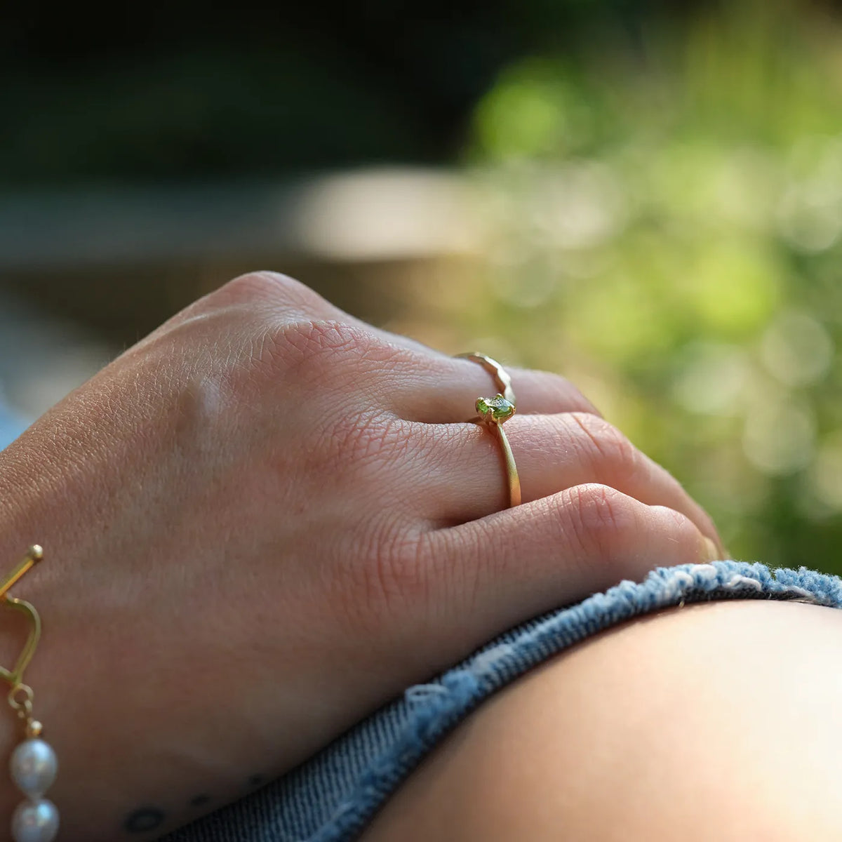 Ring Mermaid grüner Peridot aus 925er Sterlingsilber vergoldet - am Finger getragen, Seitenansicht