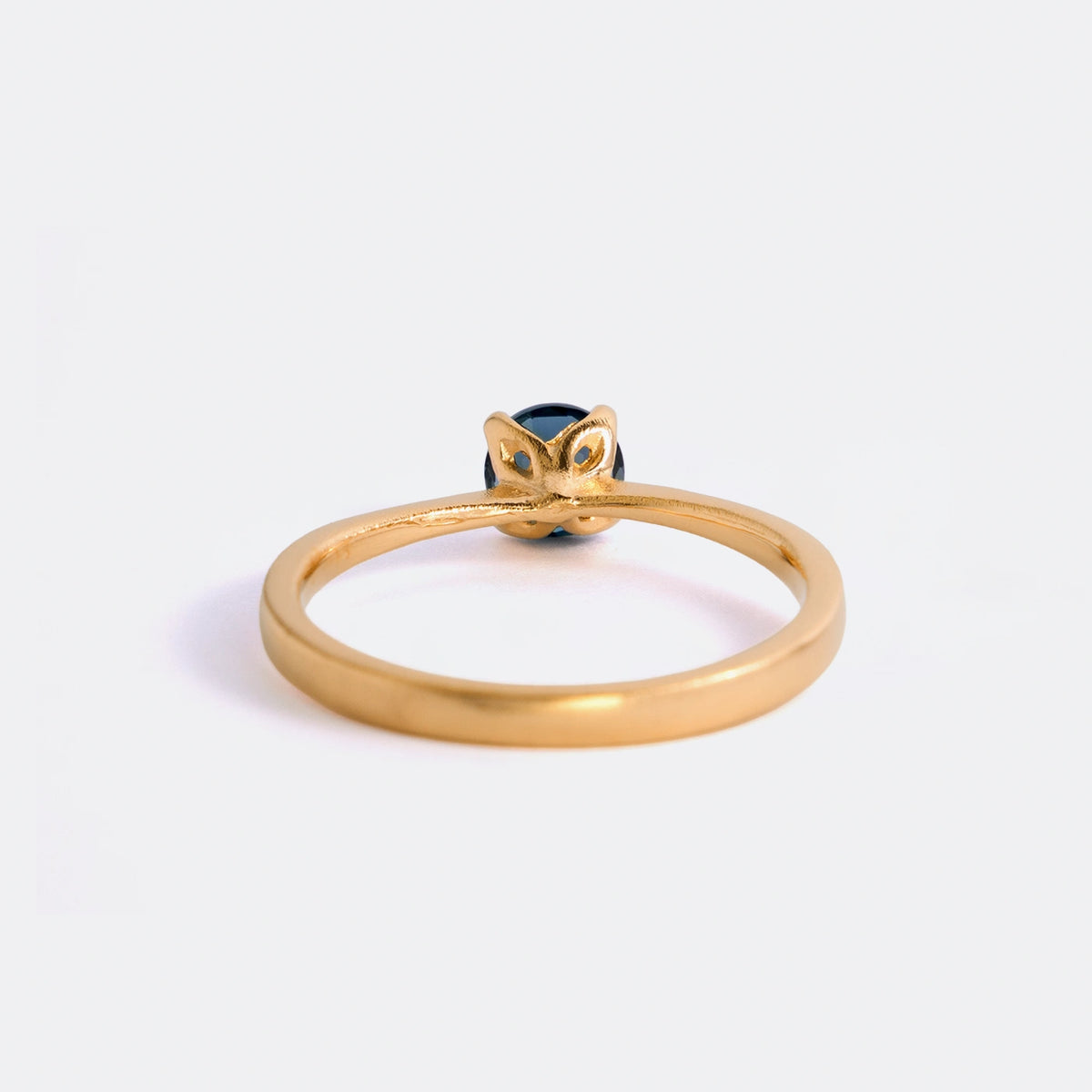 Ring Mermaid aus 925er Sterlingsilber vergoldet mit rundem petrolblauem Topas 5 mm - Rückansicht 180°