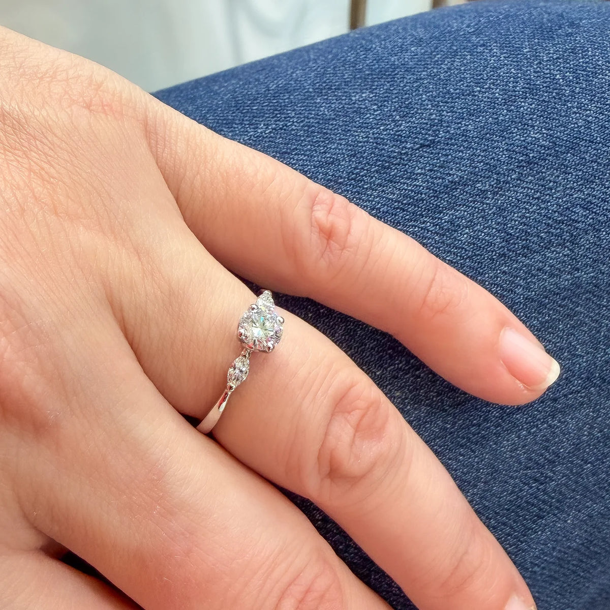 Ring Petite Fleur 0,50 ct aus 950er Platin mit Brillant und zwei Navetten - am Finger getragen, Schrägansicht