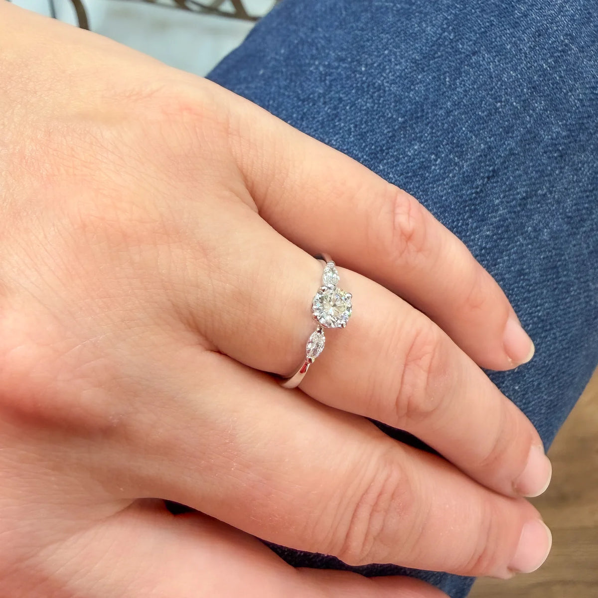 Ring Petite Fleur 0,50 ct aus 950er Platin mit Brillant und zwei Navetten - am Finger getragen, Aufsicht, Nahaufnahme