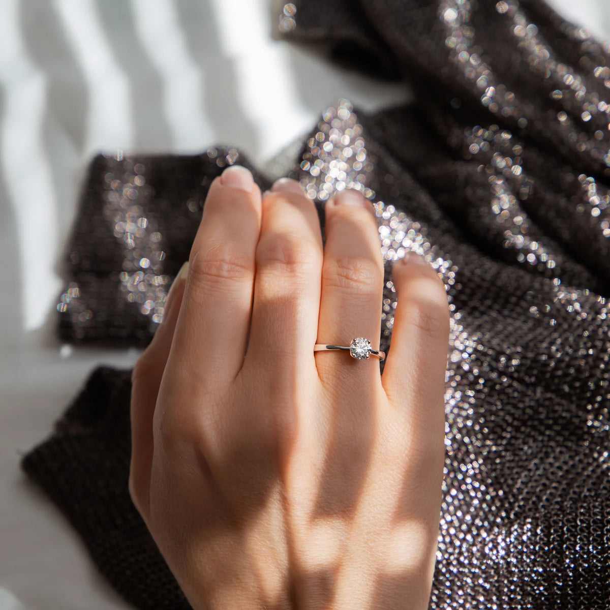 Ring Petite Fleur Solitär 0,75 ct aus 950er Platin mit Brillant - am Finger getragen, ganze Hand