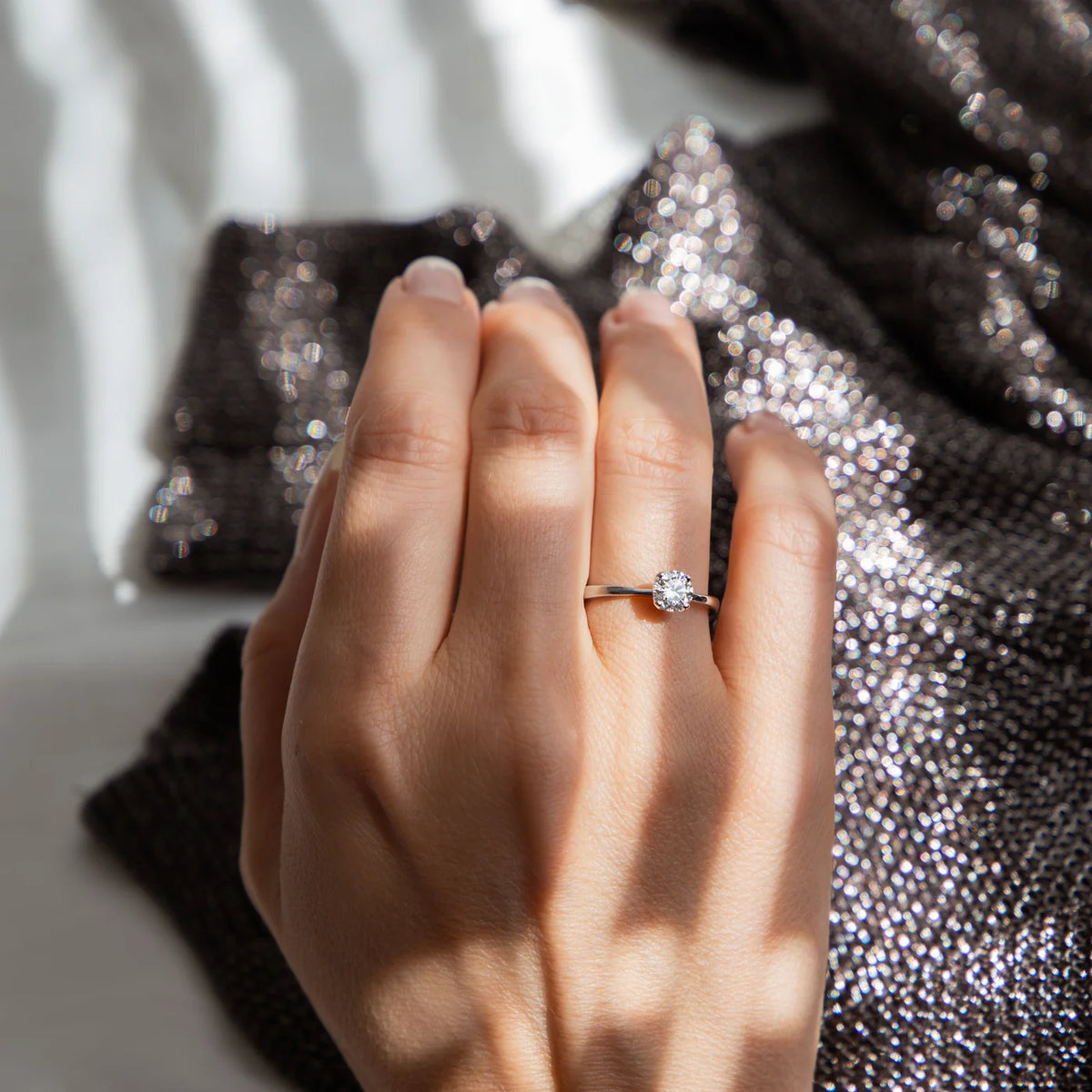 Ring Petite Fleur Solitär 0,75 ct aus 950er Platin mit Brillant - am Finger getragen, ganze Hand, Aufsicht