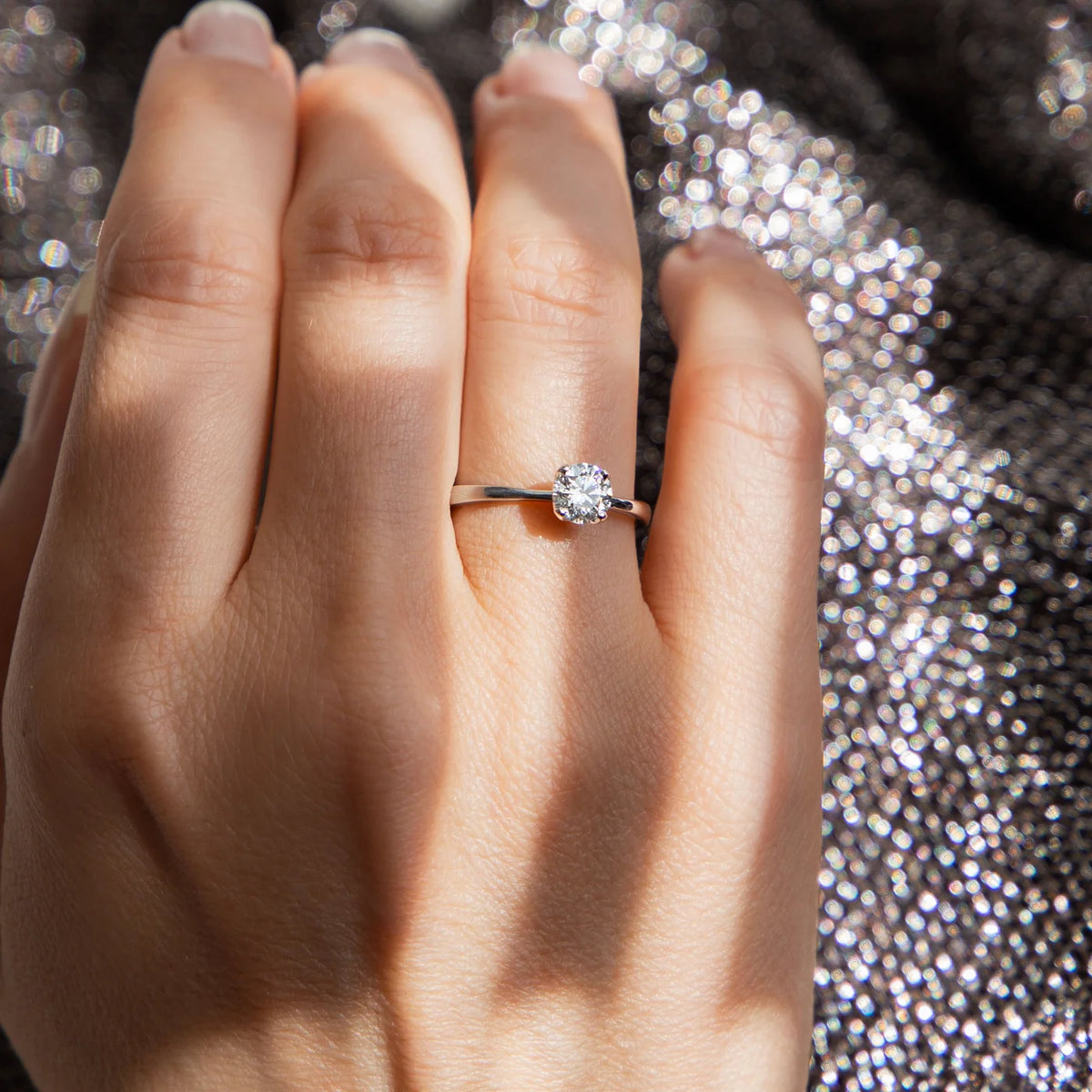 Ring Petite Fleur Solitär 0,75 ct aus 950er Platin mit Brillant - am Finger getragen, Aufsicht, Nahaufnahme