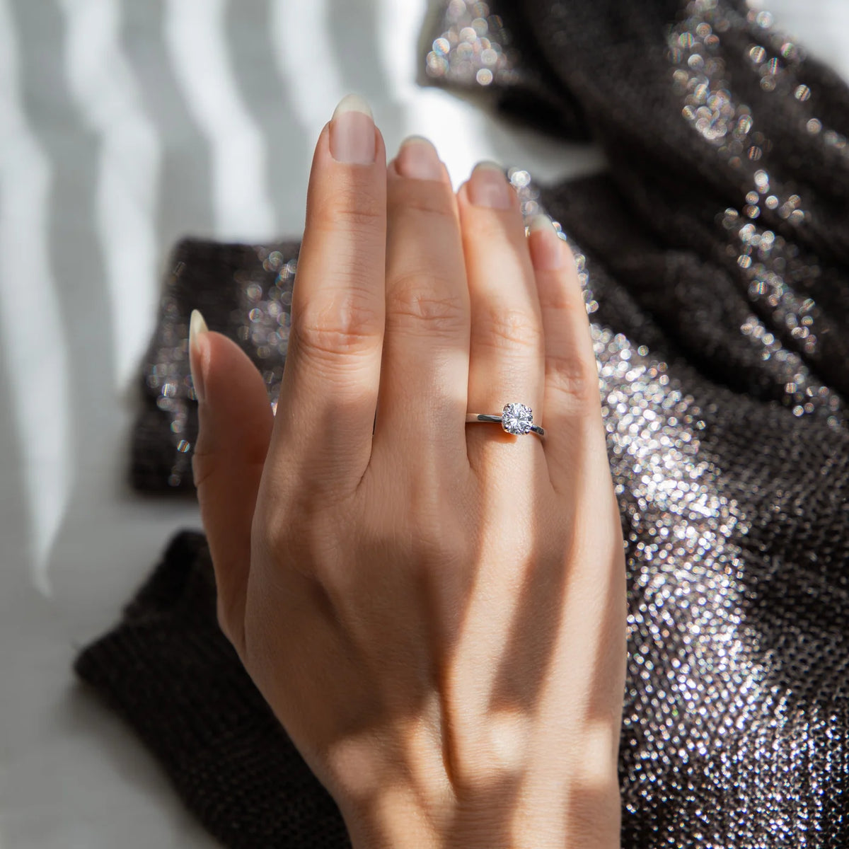 Ring Petite Fleur Solitär 1,00 ct aus 950er Platin mit Brillant - am Finger getragen, Schrägansicht