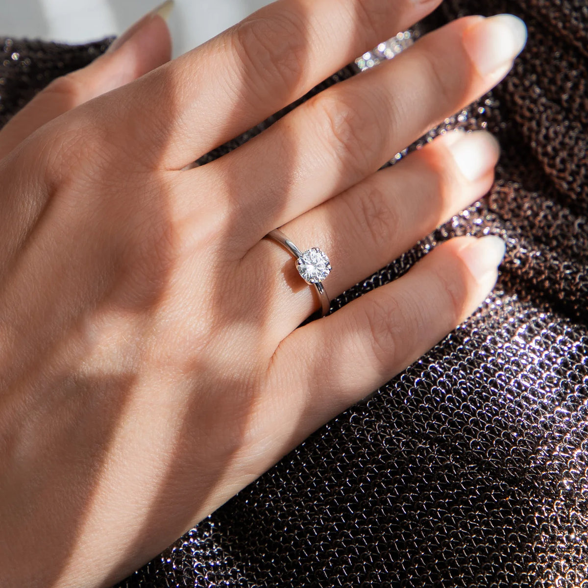 Ring Petite Fleur Solitär 1,00 ct aus 950er Platin mit Brillant - am Finger getragen, Aufsicht, Nahaufnahme