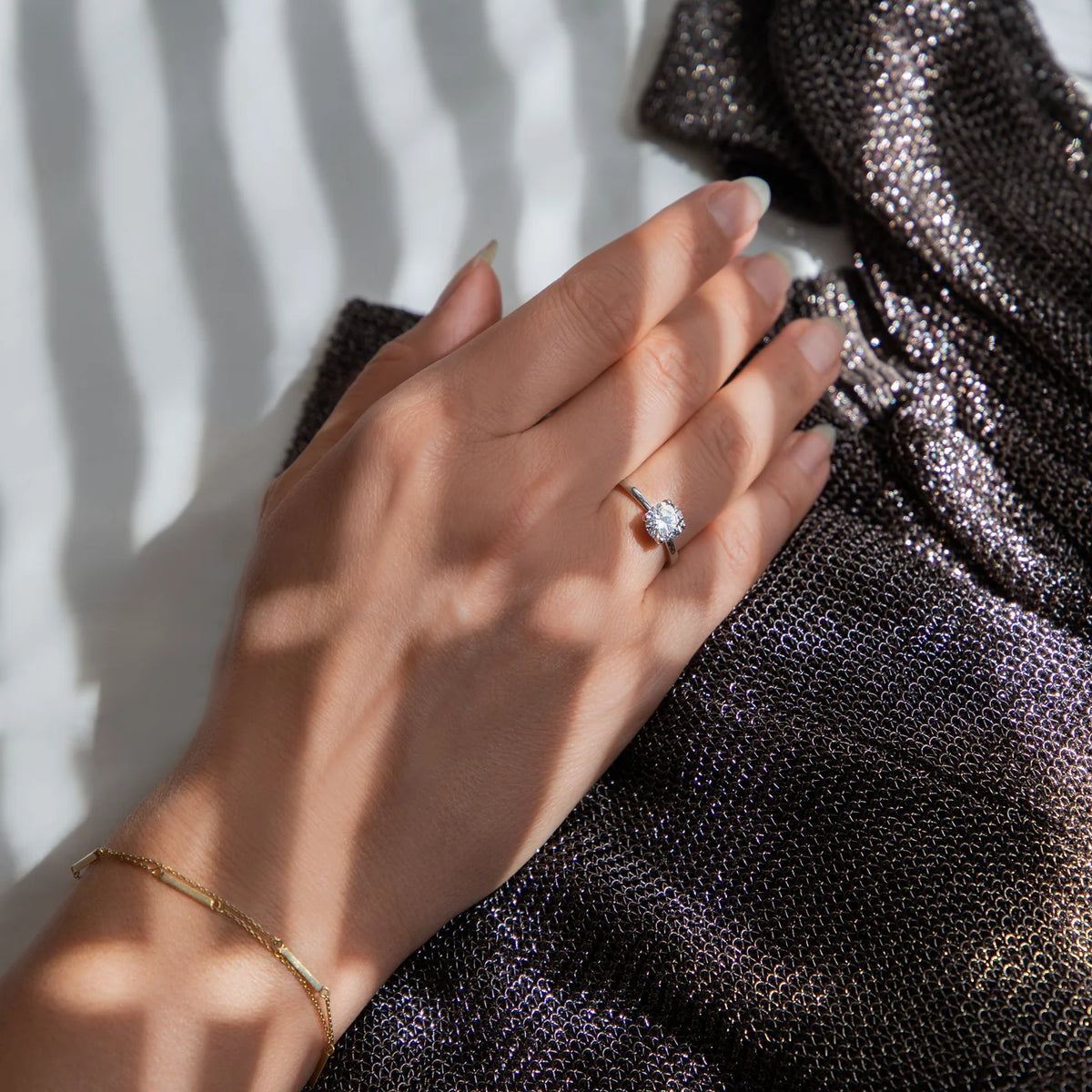 Ring Petite Fleur Solitär 1,50 ct aus 950er Platin mit Brillant - am Finger getragen, Schrägansicht