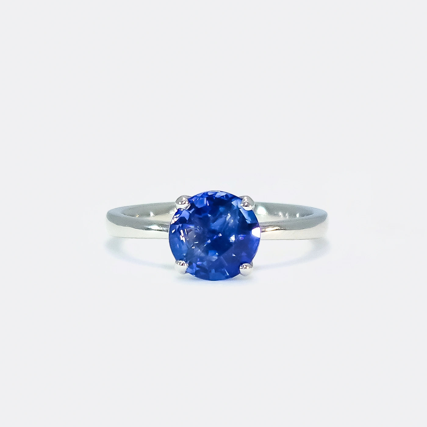 Ring Petite Fleur Solitär aus 950er Platin mit rundem blauem Saphir 1,80 ct - Frontansicht
