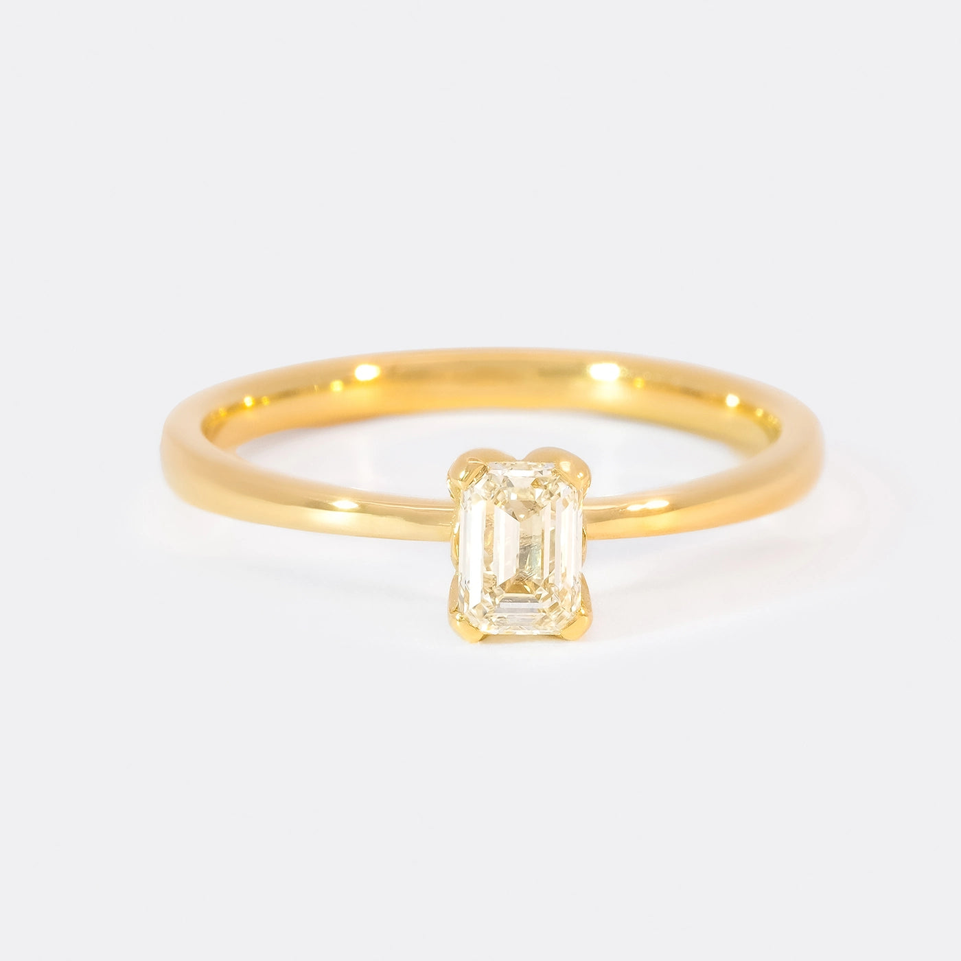 Ring Petite Fleur Solitär aus 750er Gelbgold mit Diamant im Smaragdschliff 0,50 ct - Frontansicht