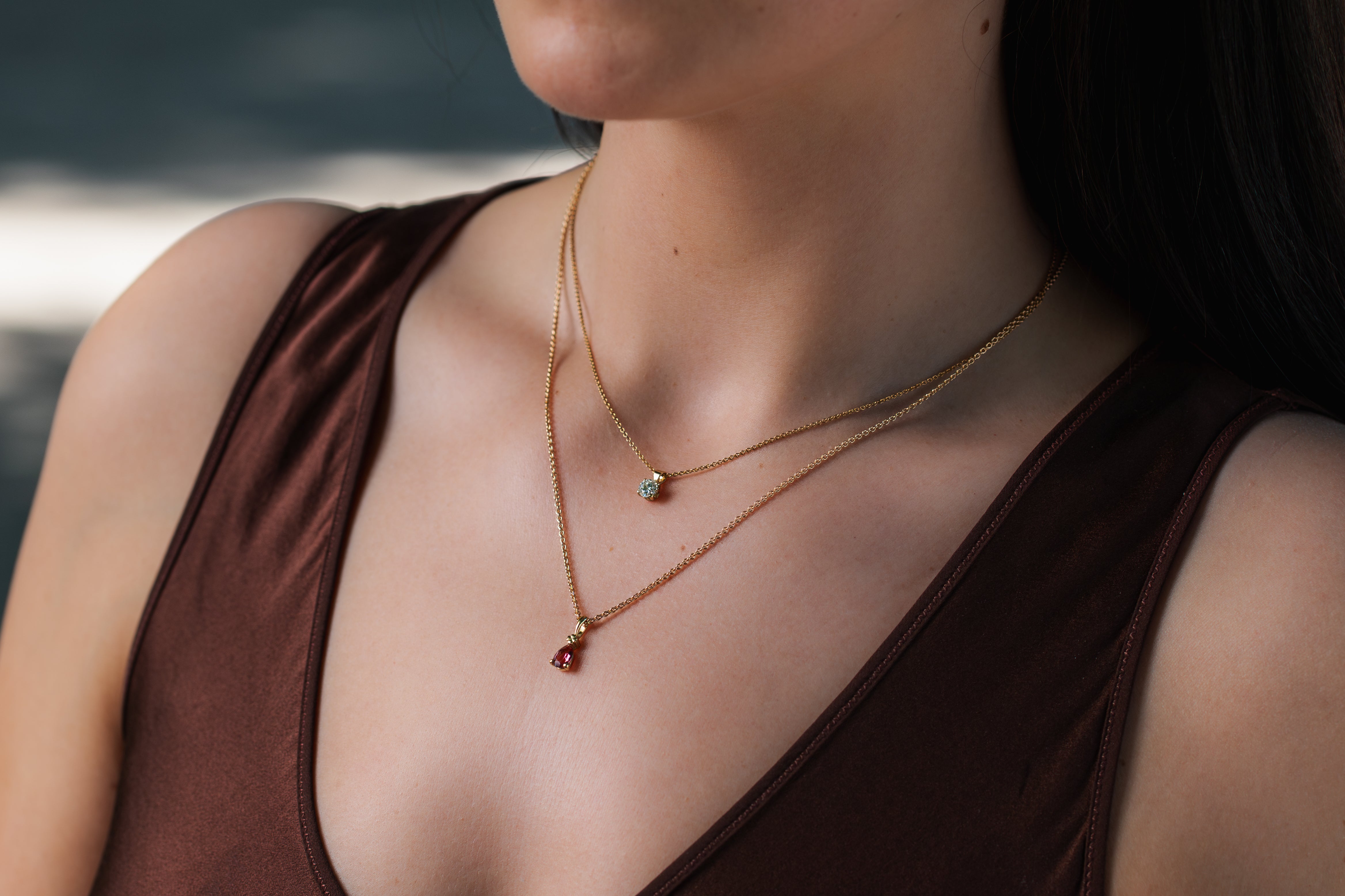 Model mit zwei besonderen Edelstein-Halsketten