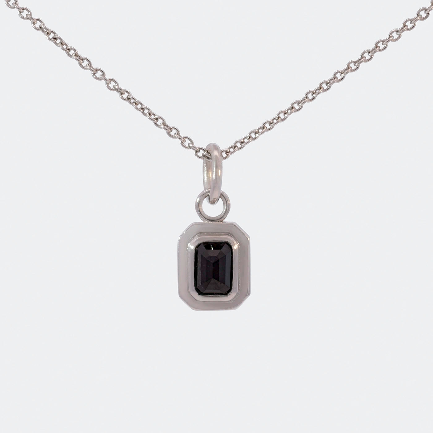 Anhaenger mit Ankerkette schwarzer Diamant 0.45ct Achteck in Platin Frontansicht