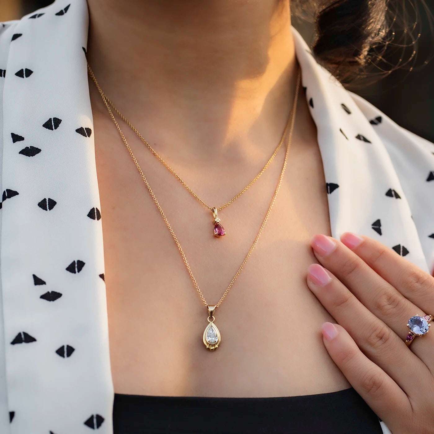 Anhaenger grosser Diamant Tropfen 1.0ct in Gelbgold Fan Modelhals bei Nachmittagssonne frontal