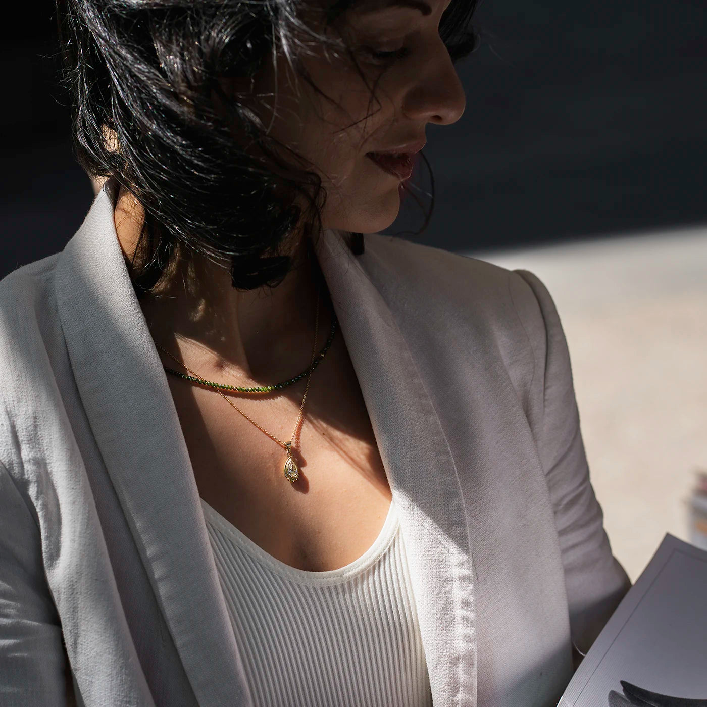 Anhaenger grosser Diamant Tropfen 1.0ct in Gelbgold Fan Modelhals mit gruener Diamantkette, Diamanttropfen funkelt im Sonnenlicht totaler