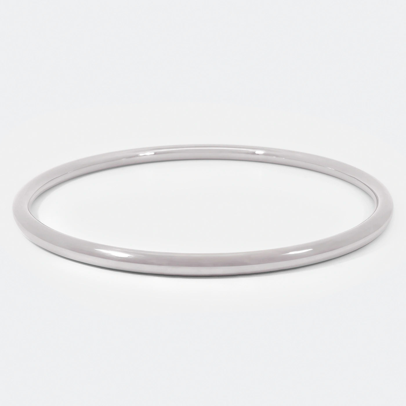 Klassischer runder Armreif 4mm Materialstaerke in Platin ohne Verschluss Frontansicht