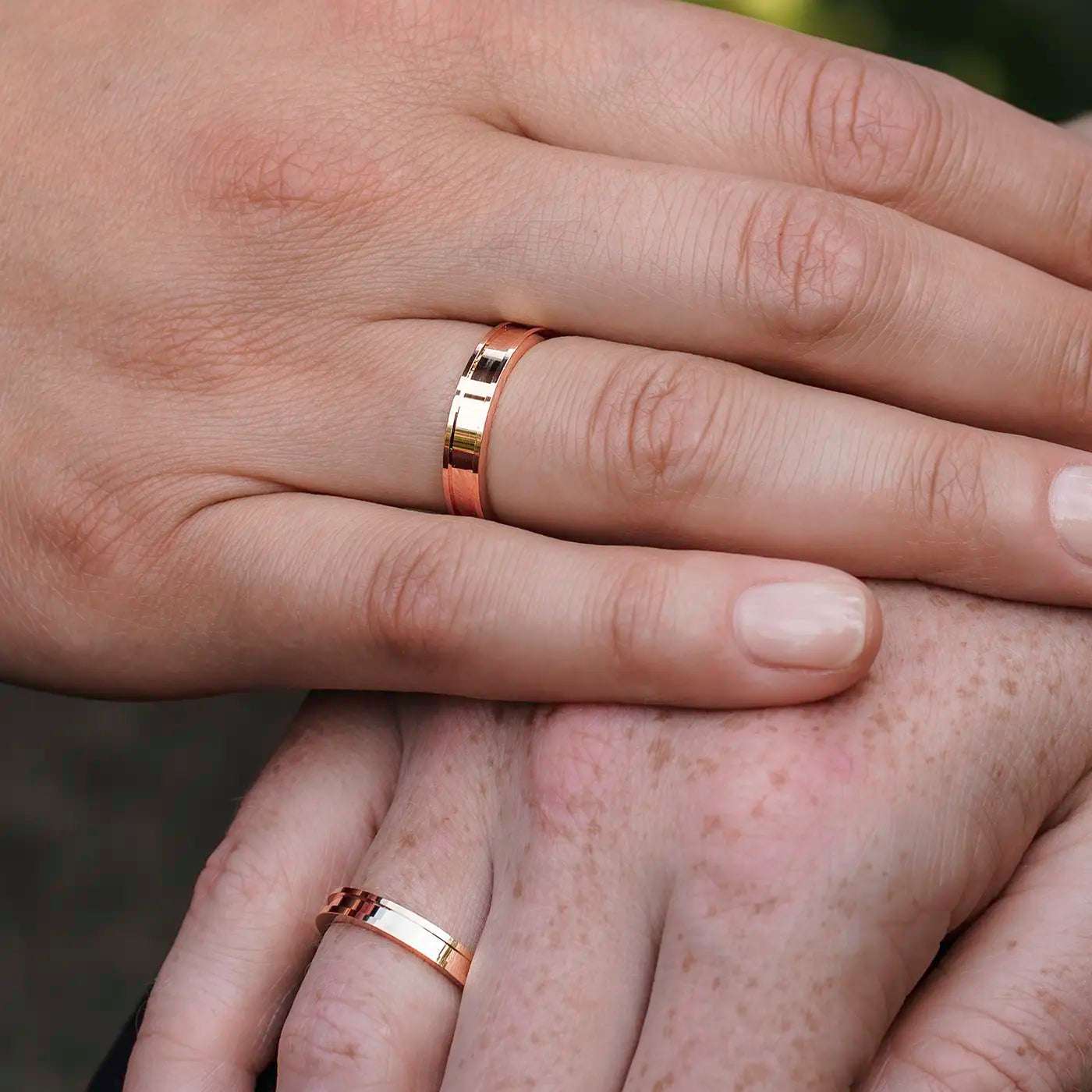 Ring Canyon Rosegold Damen und Herrenring Ringschiene von einem Canyon inspiriert an 2 Model Haenden uebereinander gelegt Supercloseup