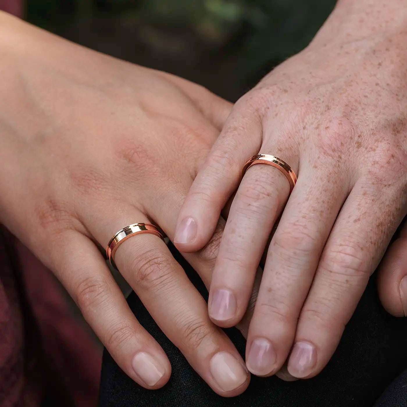 Ring Canyon Rosegold Damen und Herrenring Ringschiene von einem Canyon inspiriert an 2 Model Haenden uebereinander gelegt closeup