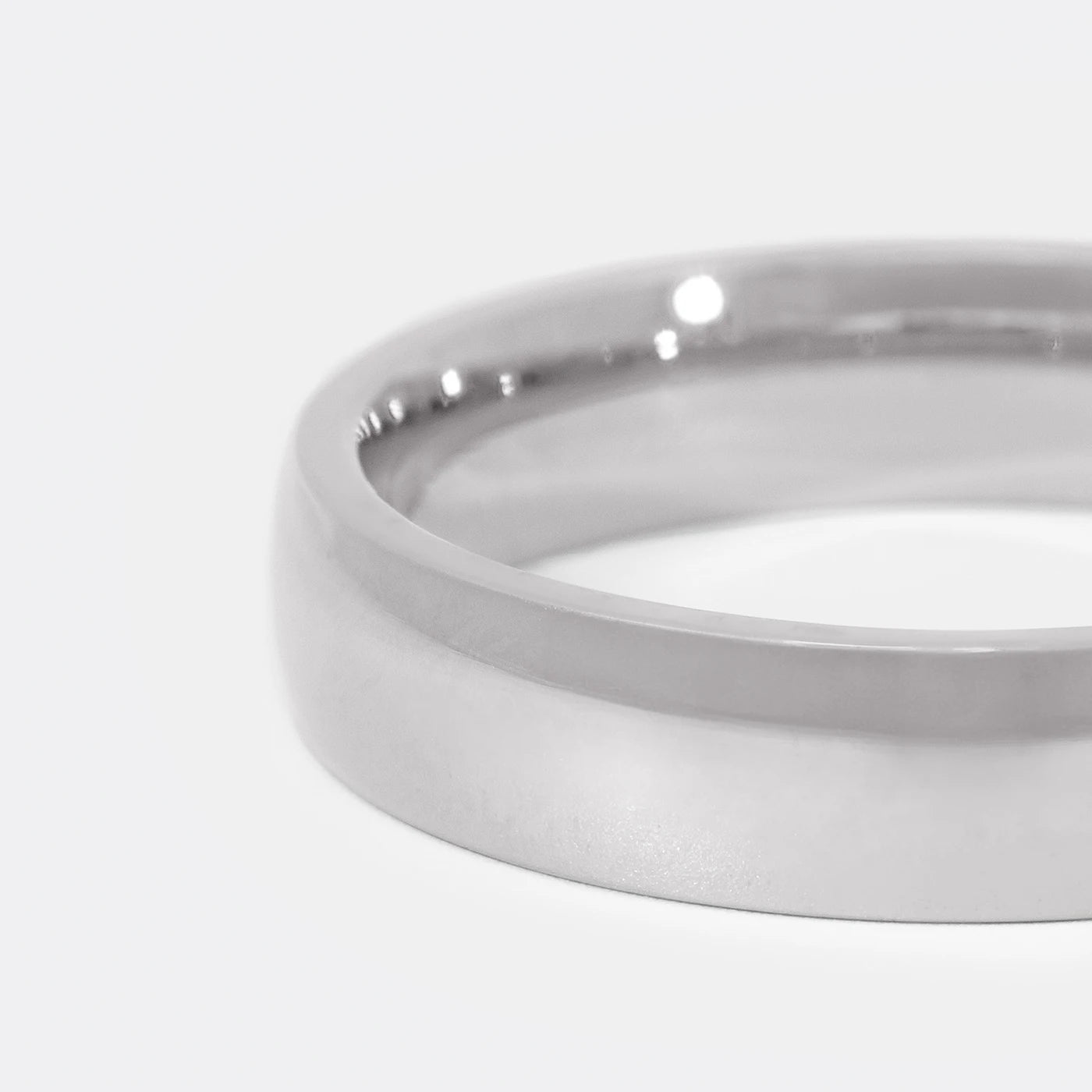 Ehering ClassicLine L Closeup in Platin