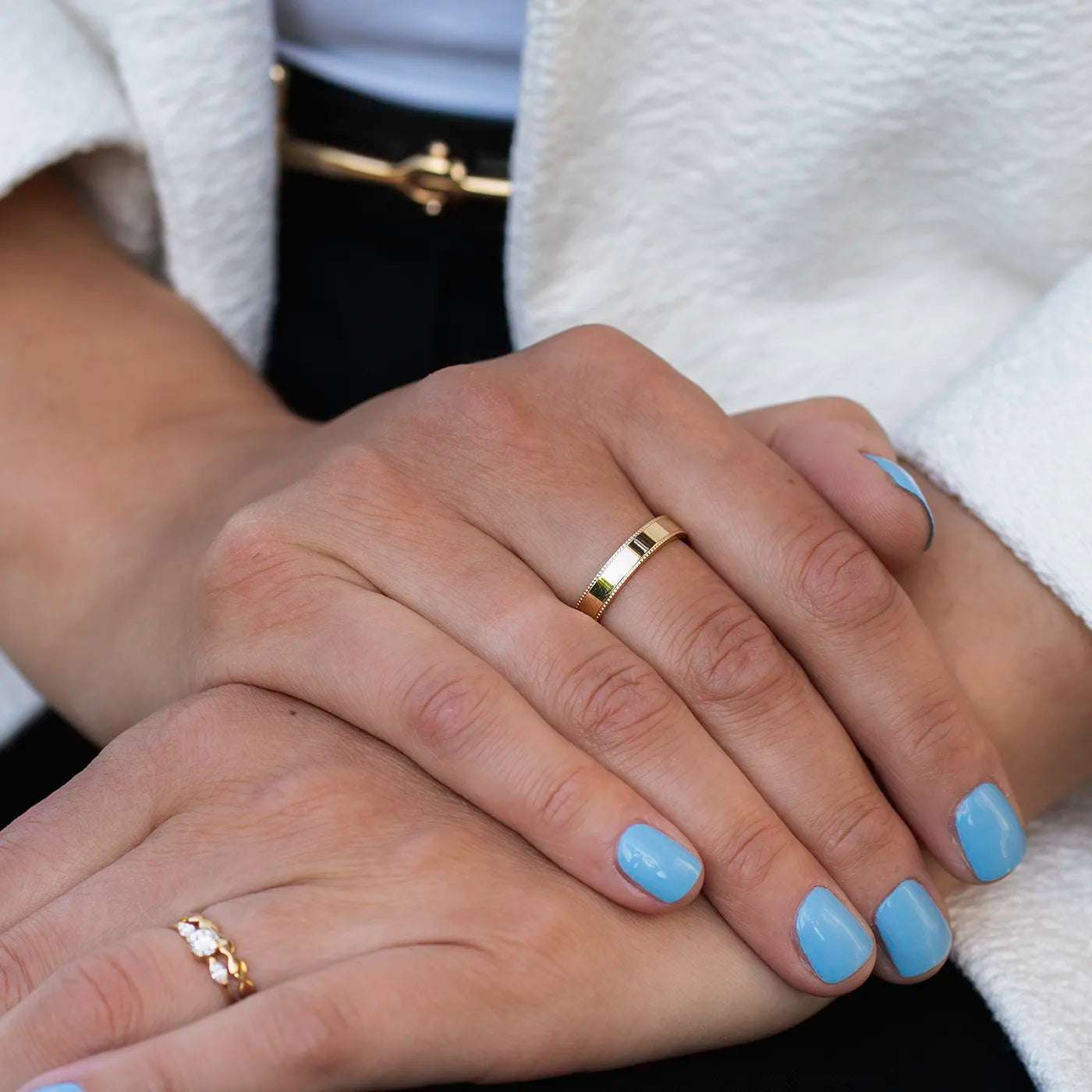 Ring Vintage Damenring Gelbgold Ringschiene mit kleinem Kugelmuster am Rand auf beiden Seiten an einer Modelhand auf Mittelfinger closeup