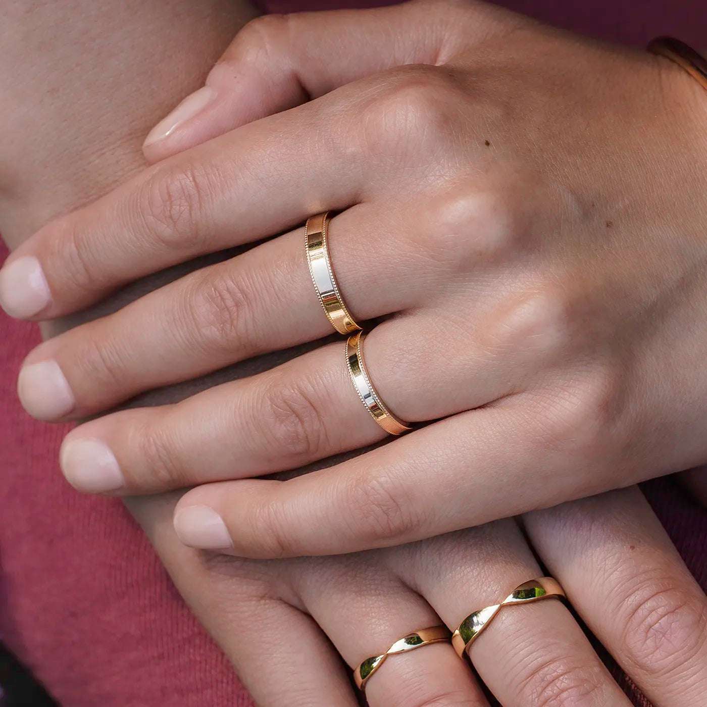 Ring Vintage Damenring und Herrenring Gelbgold Ringschiene mit kleinem Kugelmuster am Rand auf beiden Seiten an einer Modelhand auf Ring und Mittelfinger closeup