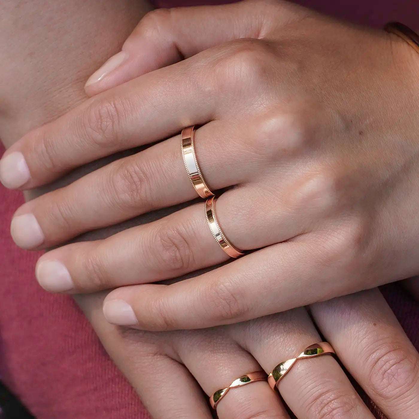 Ring Vintage Damenring und Herrenring Rosegold Ringschiene mit kleinem Kugelmuster am Rand auf beiden Seiten an einer Modelhand auf Ring und Mittelfinger closeup