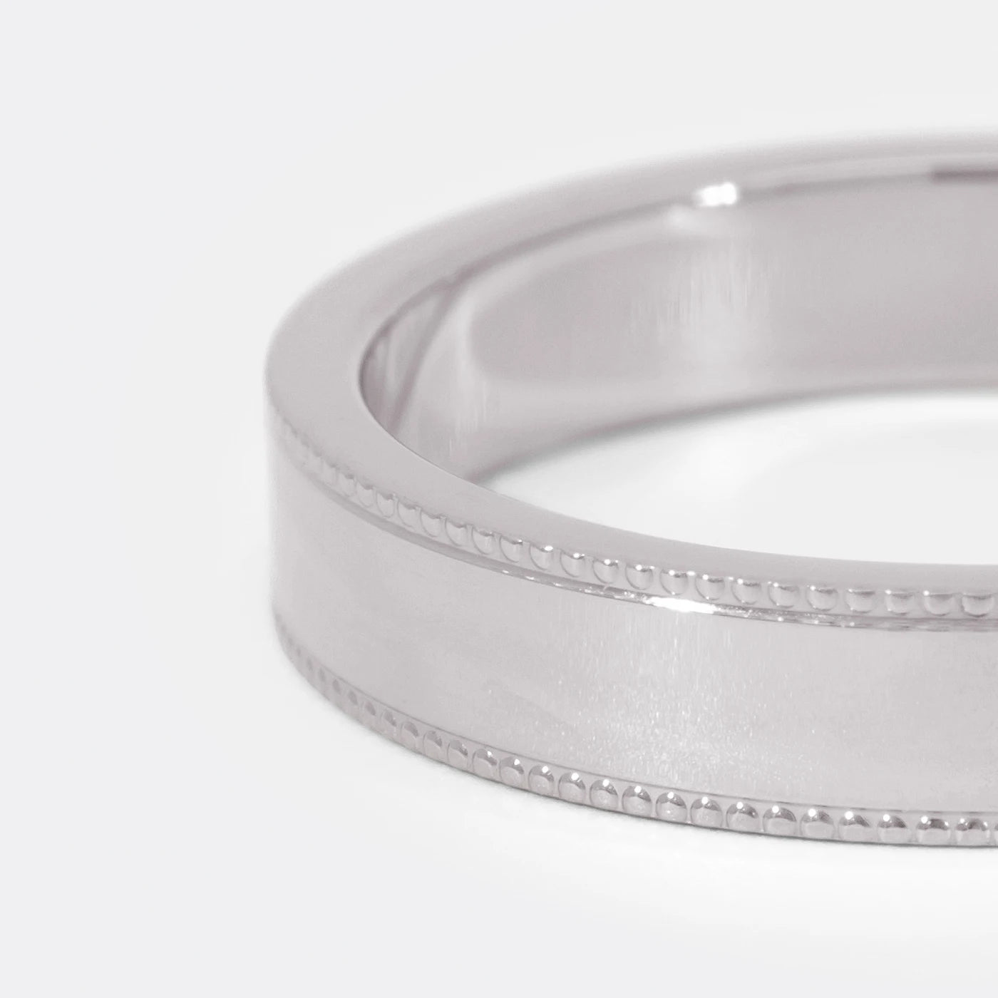 Closeup Ansicht Herrennring aus Platin im Vintage Design