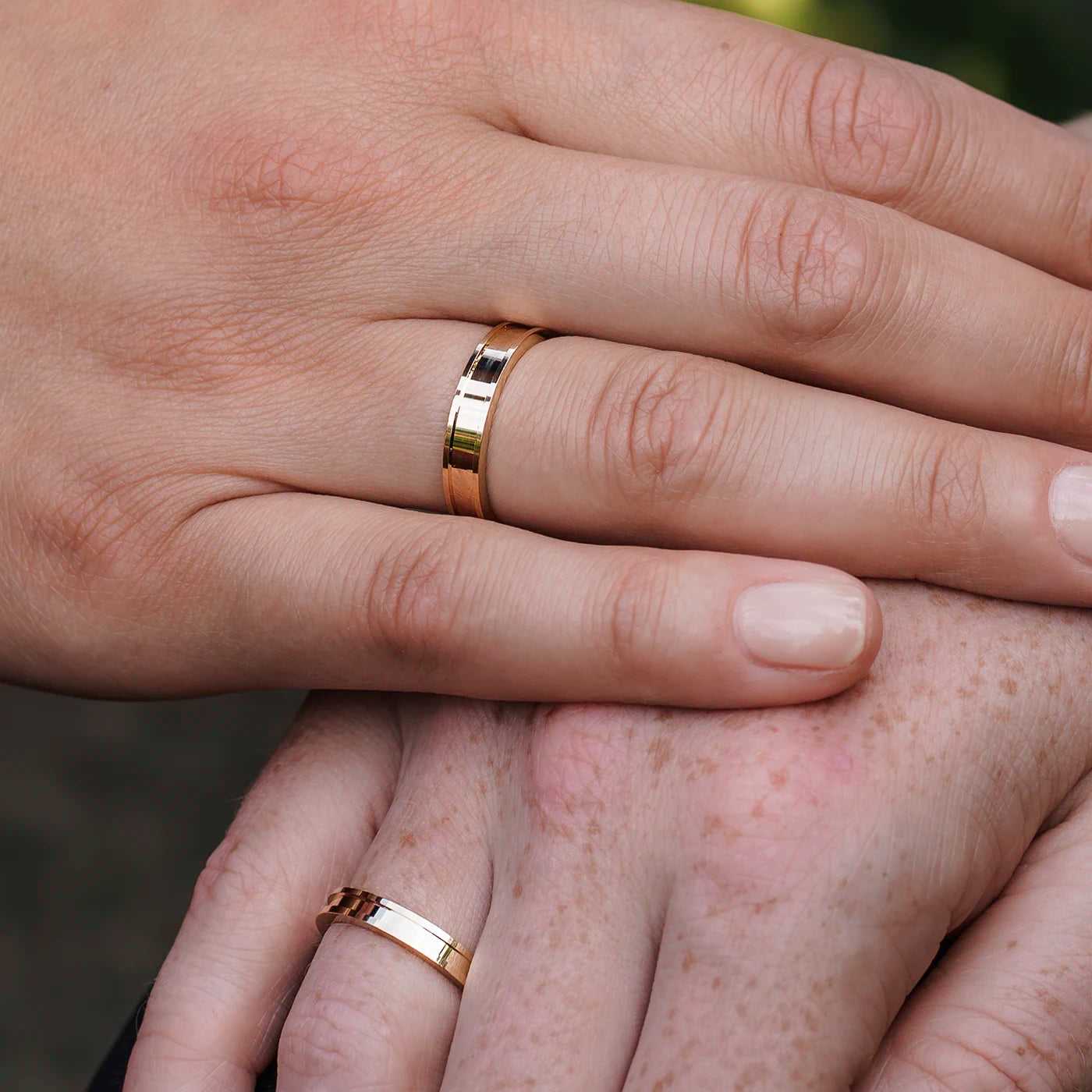 Ringe Canyon Gelbgold Ringschiene gleicht einem Canyon an zwei Modelhaenden die uebereinander liegen closeup