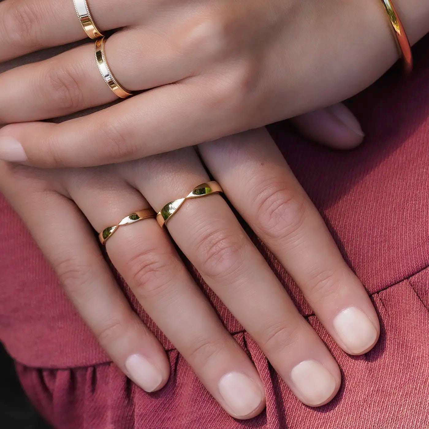 Ring Rendezvous Damenring und Herrenring Gelbgold die Ringschiene bildet zwei Spitzen die sich zu einem Rendezvouz treffen an Modelhand Mittelfinger und RIngfinger