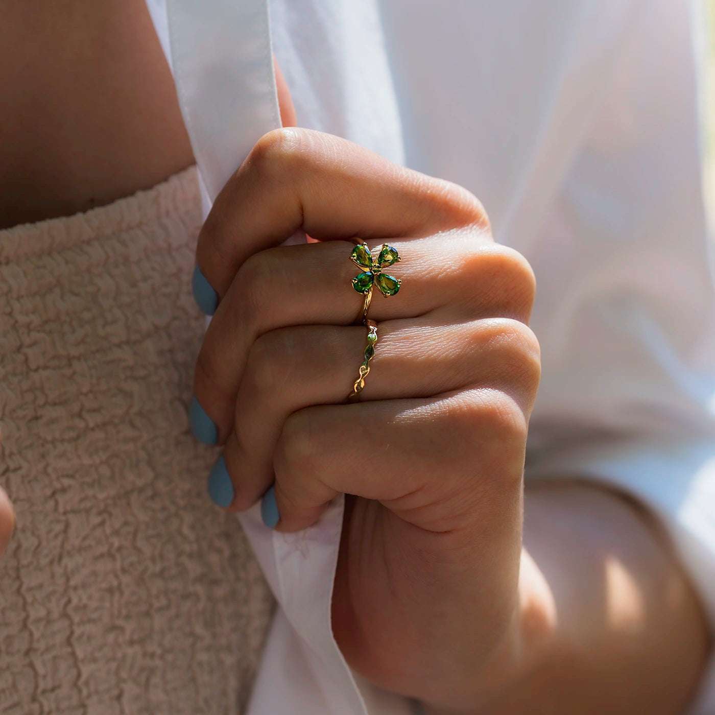 Ring Wave Gelbgold die Ringschiene ist geschwungen wie Wellen Frontansicht an Modelhand an Ringfinger Closeup MIttelfinger Blossom Forever gruener Turmalin