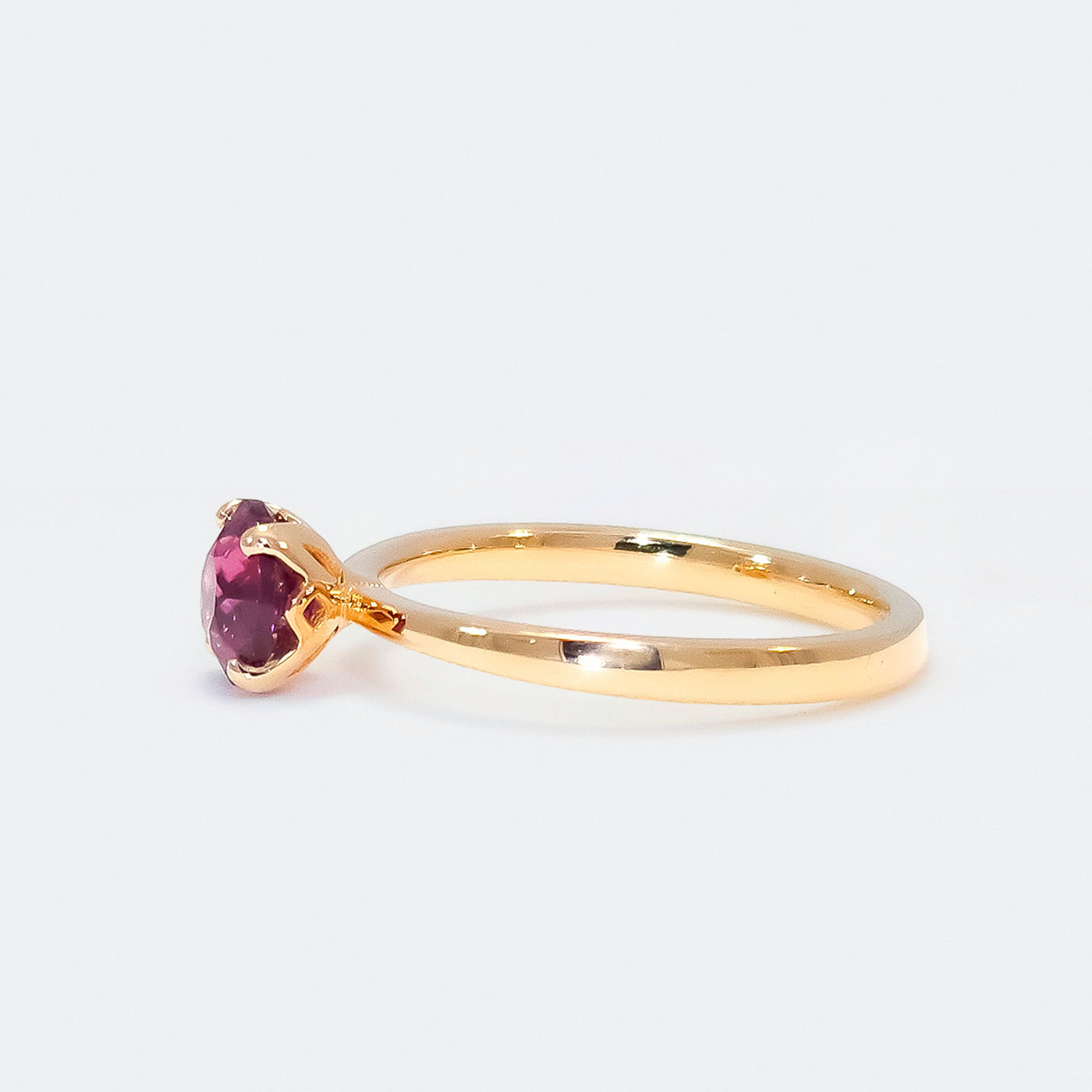 Ring Fleur Solitär Roségold in Front Ansicht mit rotem Granat 90 Grad nach links gedreht