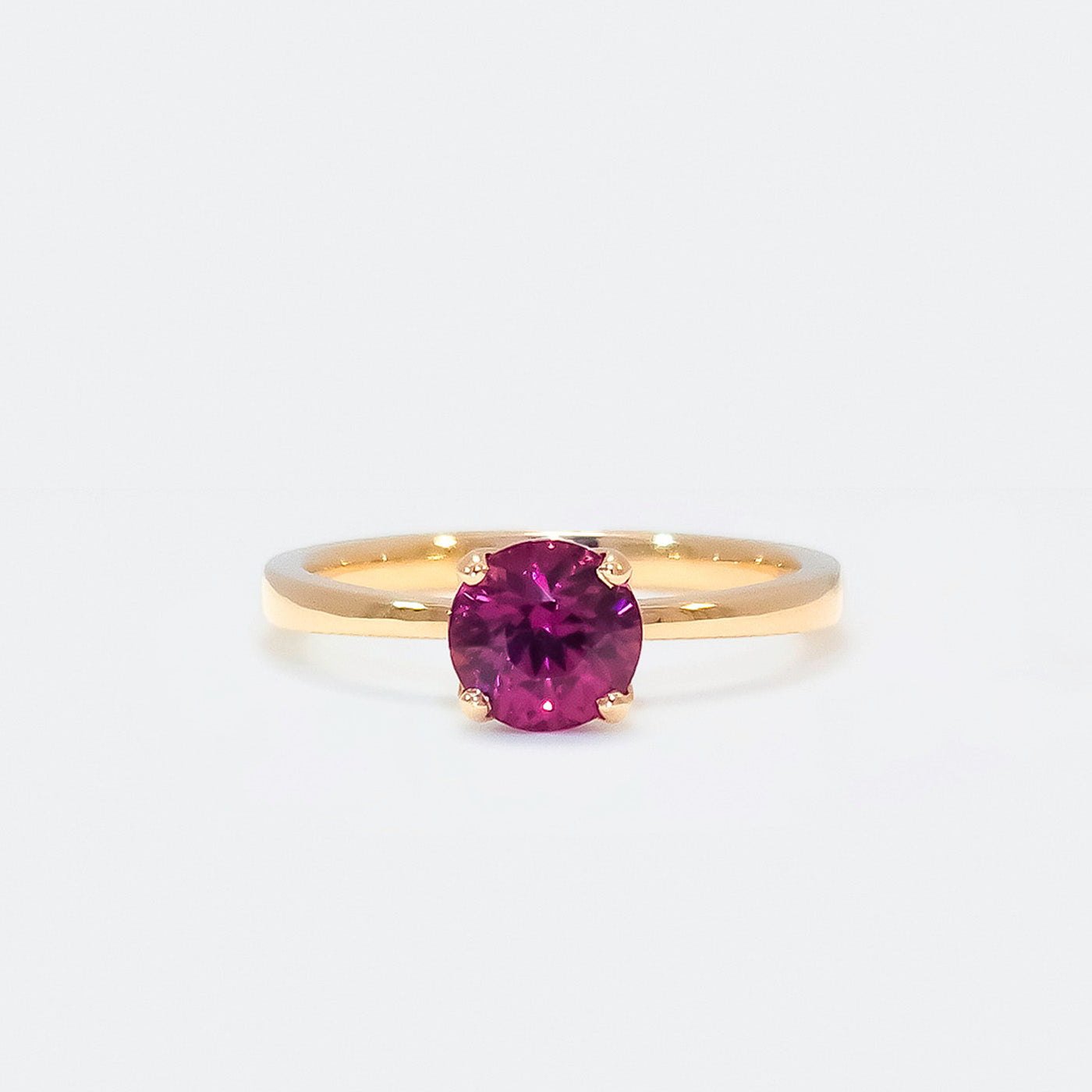Ring Fleur Solitär Roségold in Front Ansicht mit rotem Granat