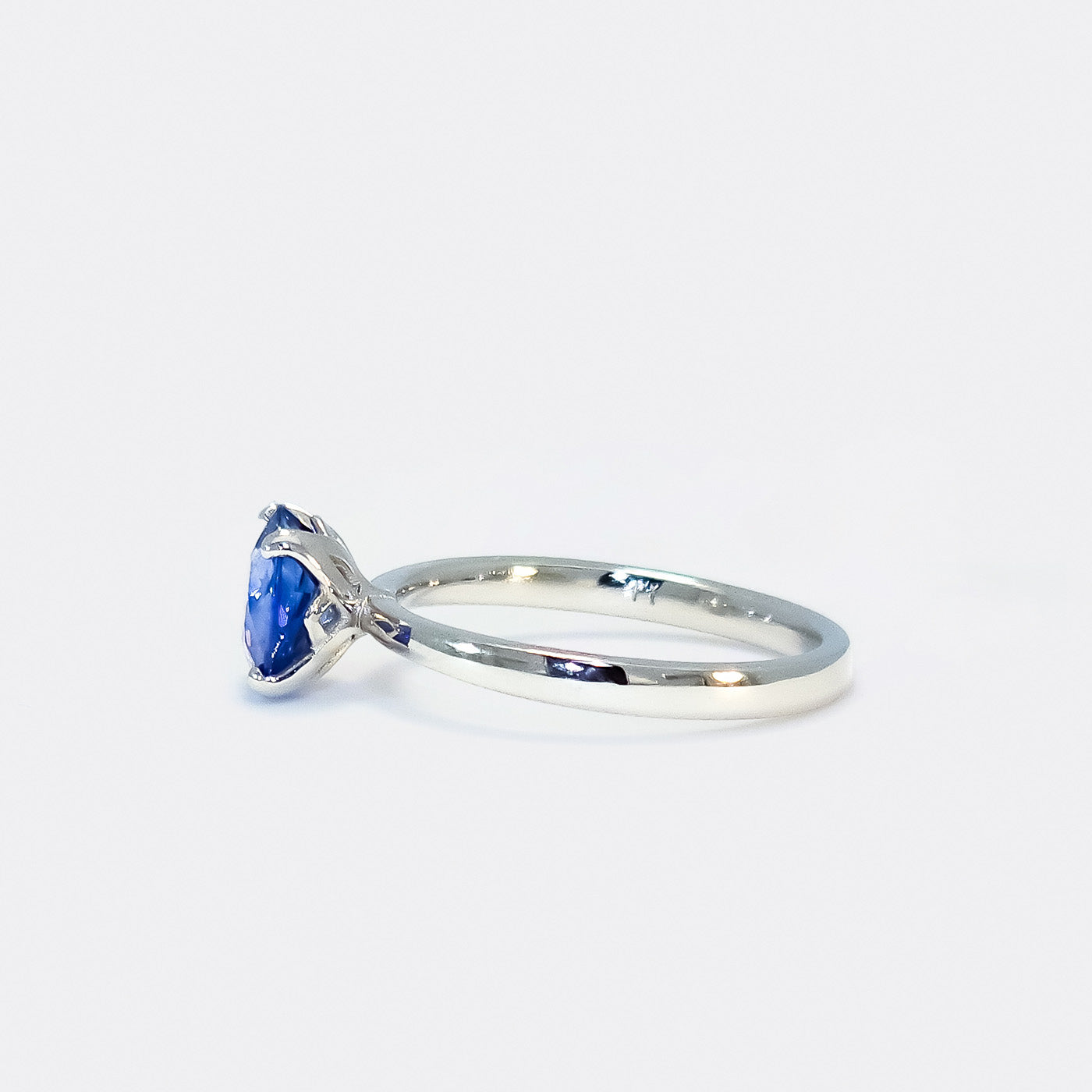 Ring Fleur Solitär aus 950er Platin in Front Ansicht mit blauem Saphir 90Grad nach links gedreht