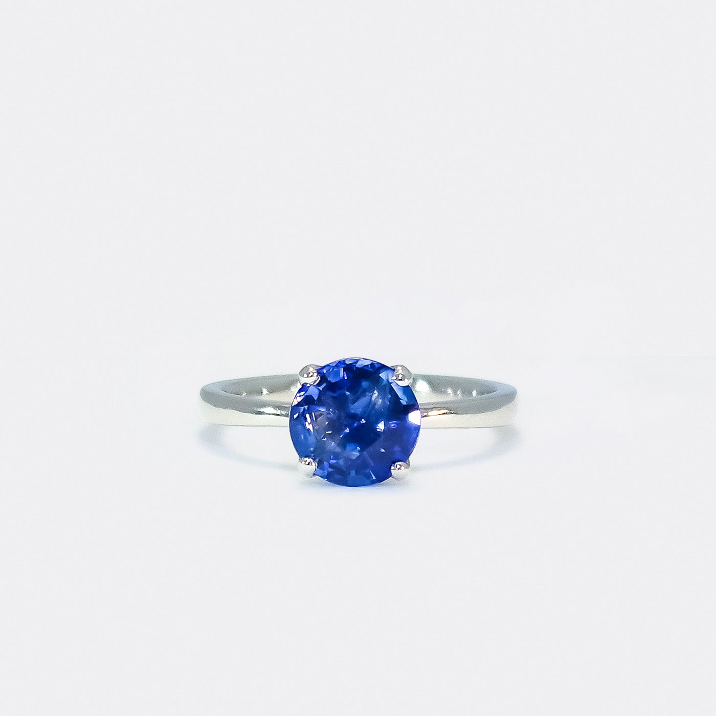 Ring Fleur Solitär aus 950er Platin in Front Ansicht mit blauem Saphir 