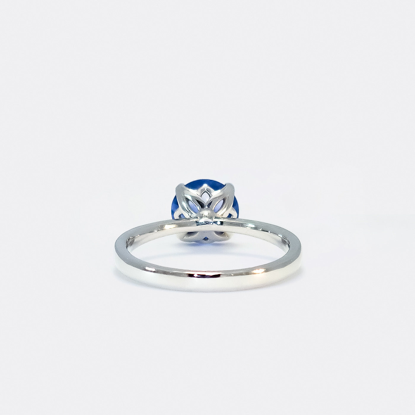 Ring Fleur Solitär aus 950er Platin in 180Grad gedrehter Rückansicht mit blauem Saphir