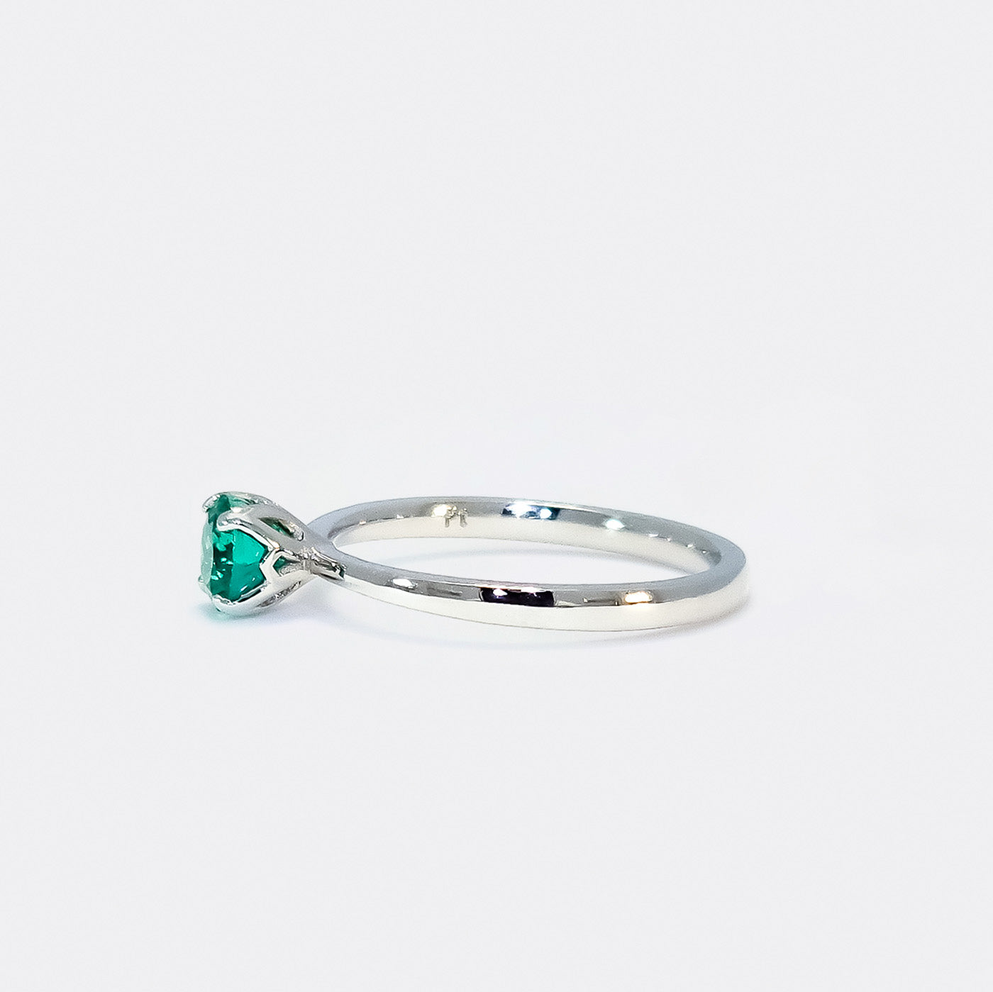Ring Fleur Solitär aus 950er Platin in Front Ansicht mit gruenem Smaragd 90 Grad links gedreht