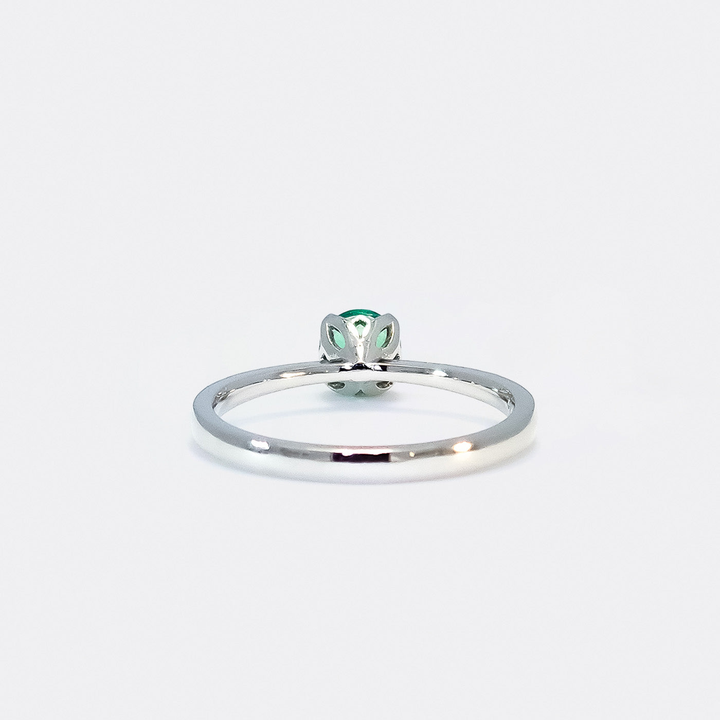 Ring Fleur Solitär aus 950er Platin in Rücksansichtansicht mit gruenem Smaragd 