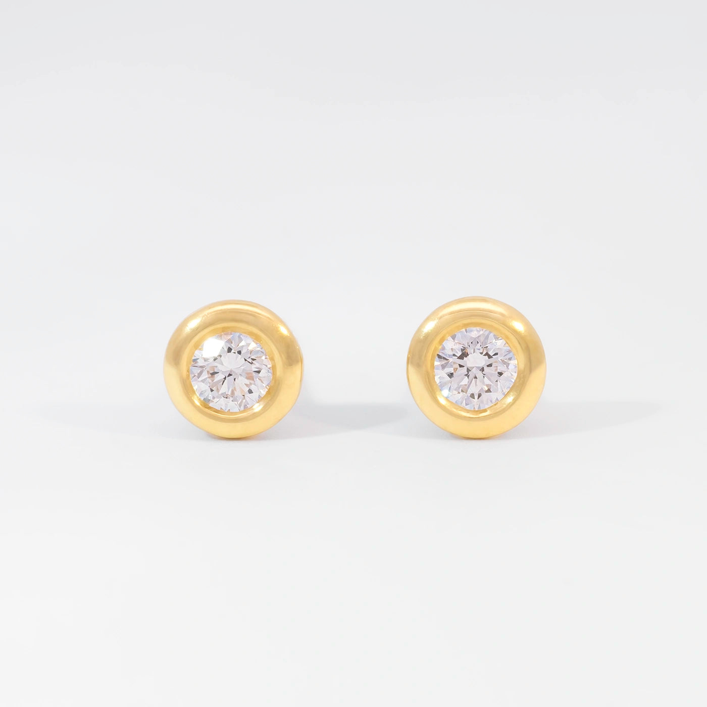 1 Paar Ohrstecker Balance insgesamt mit 0,3 ct Brillanten aus 750er Gelbgold in Frontansicht 