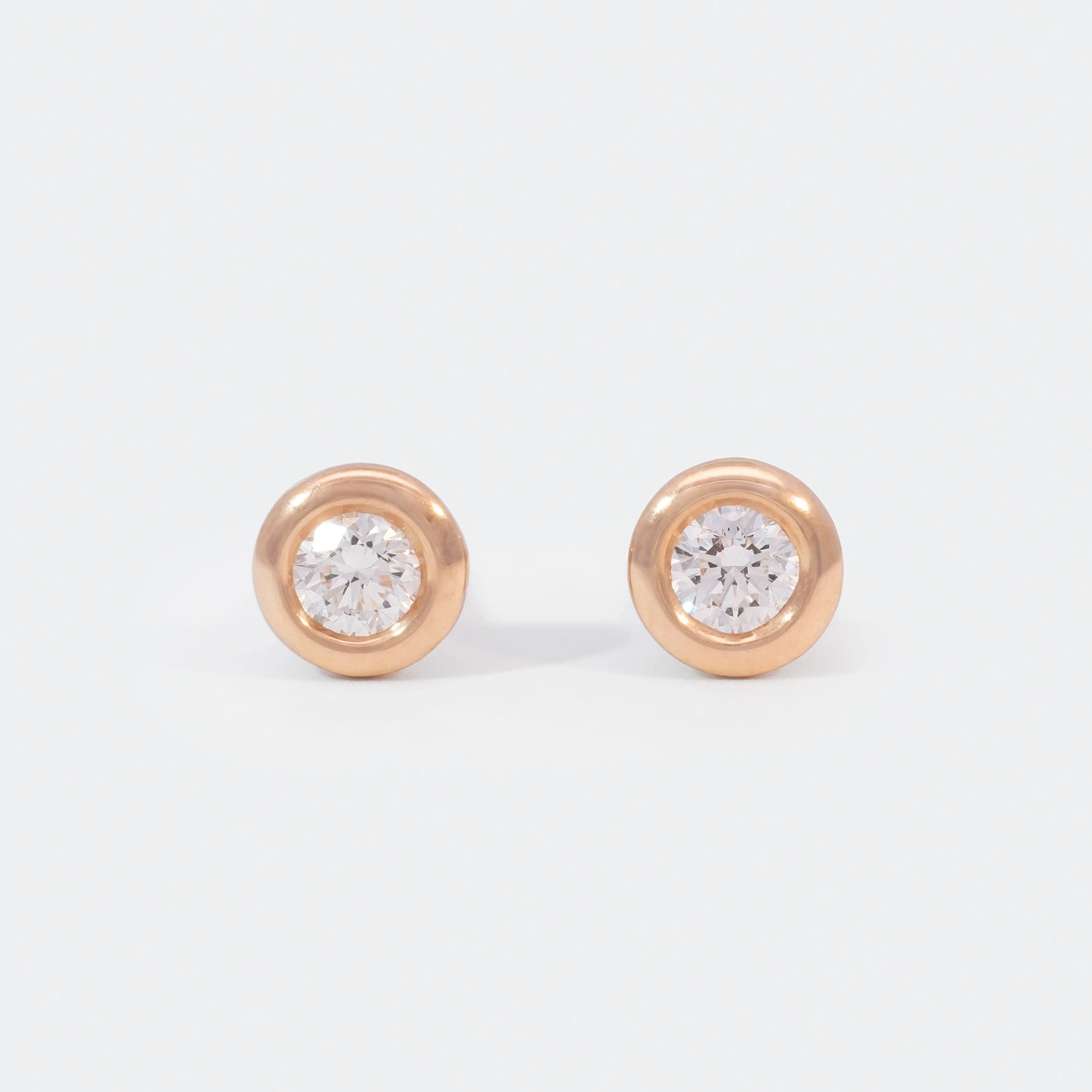 Ohrstecker Balance mit zwei 0.15ct Brillanten in Rosegold Frontansicht