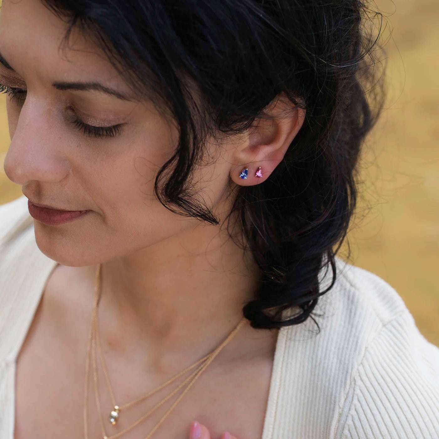 Ohrstecker Blossom rosa Turmalin Gelbgold an Modelohr mit Blossom Ohrstecker blauer Tansanit