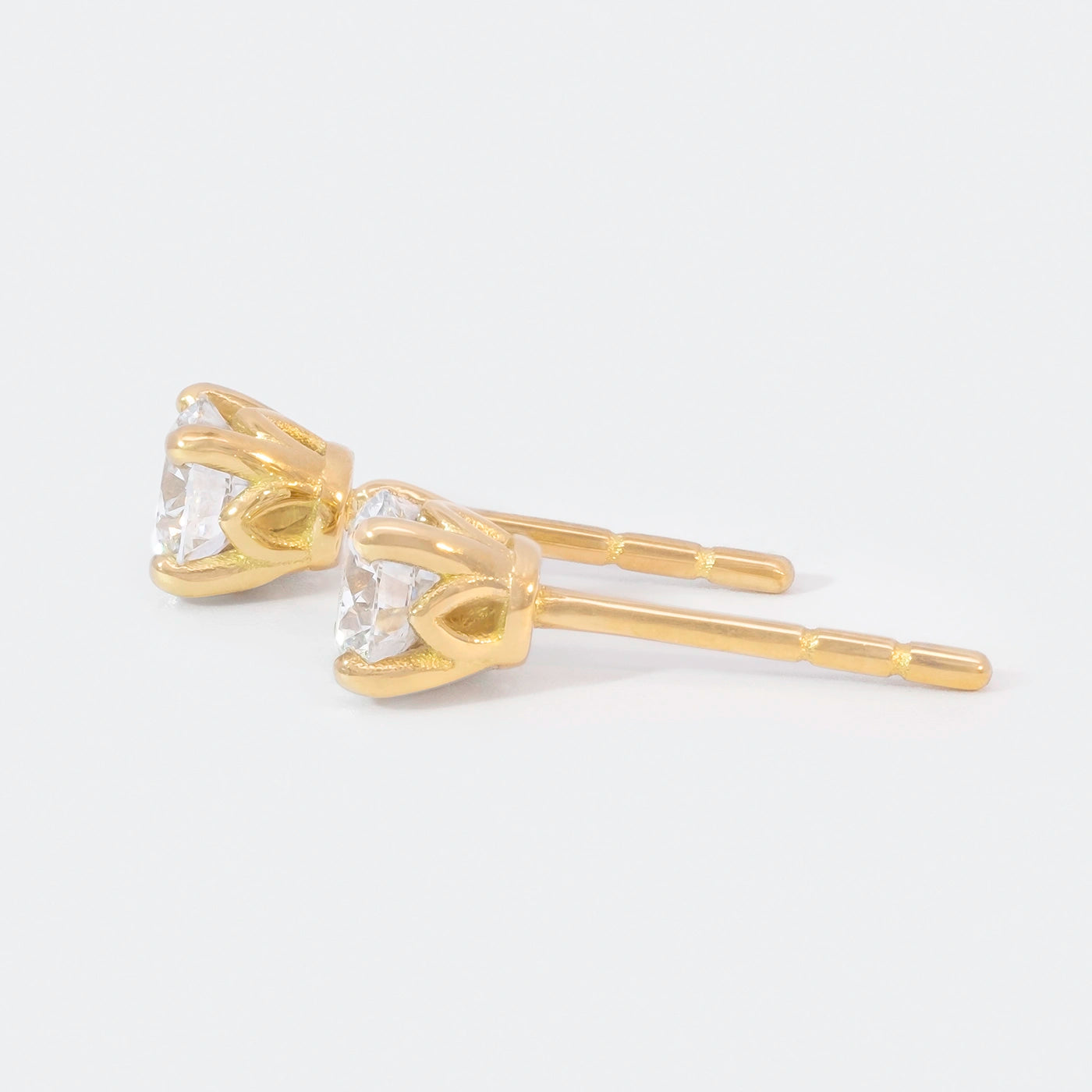 Ohrstecker Petite Fleur je 0.30ct Brillant Gelbgold Frontansicht 90Grad links gedreht