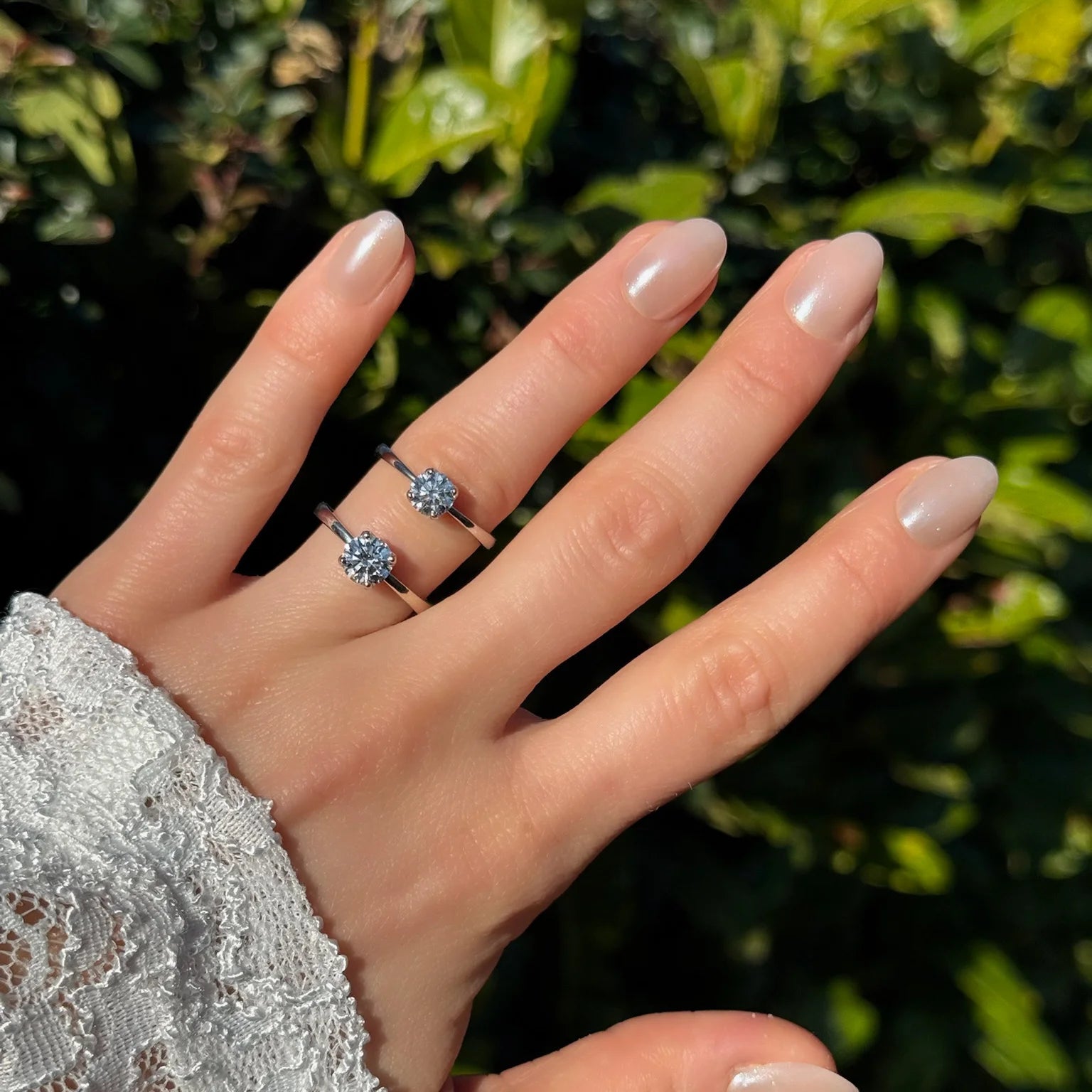 Ring Petite Fleur Solitär in 960er Platin mit 0,75 ct und 1,00 ct Brillant getragen an einem Finger