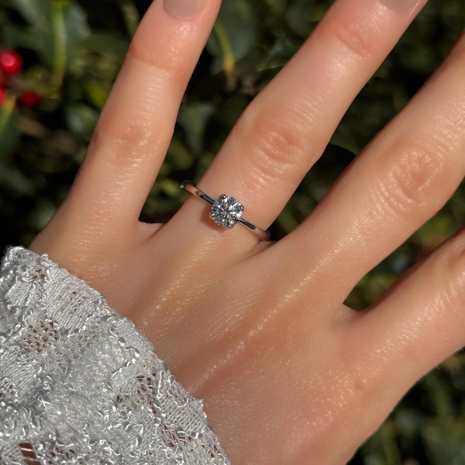 Ring Petite Fleur Solitär in 960er Platin mit 0,75 ct Brillant getragen an Ringfinger