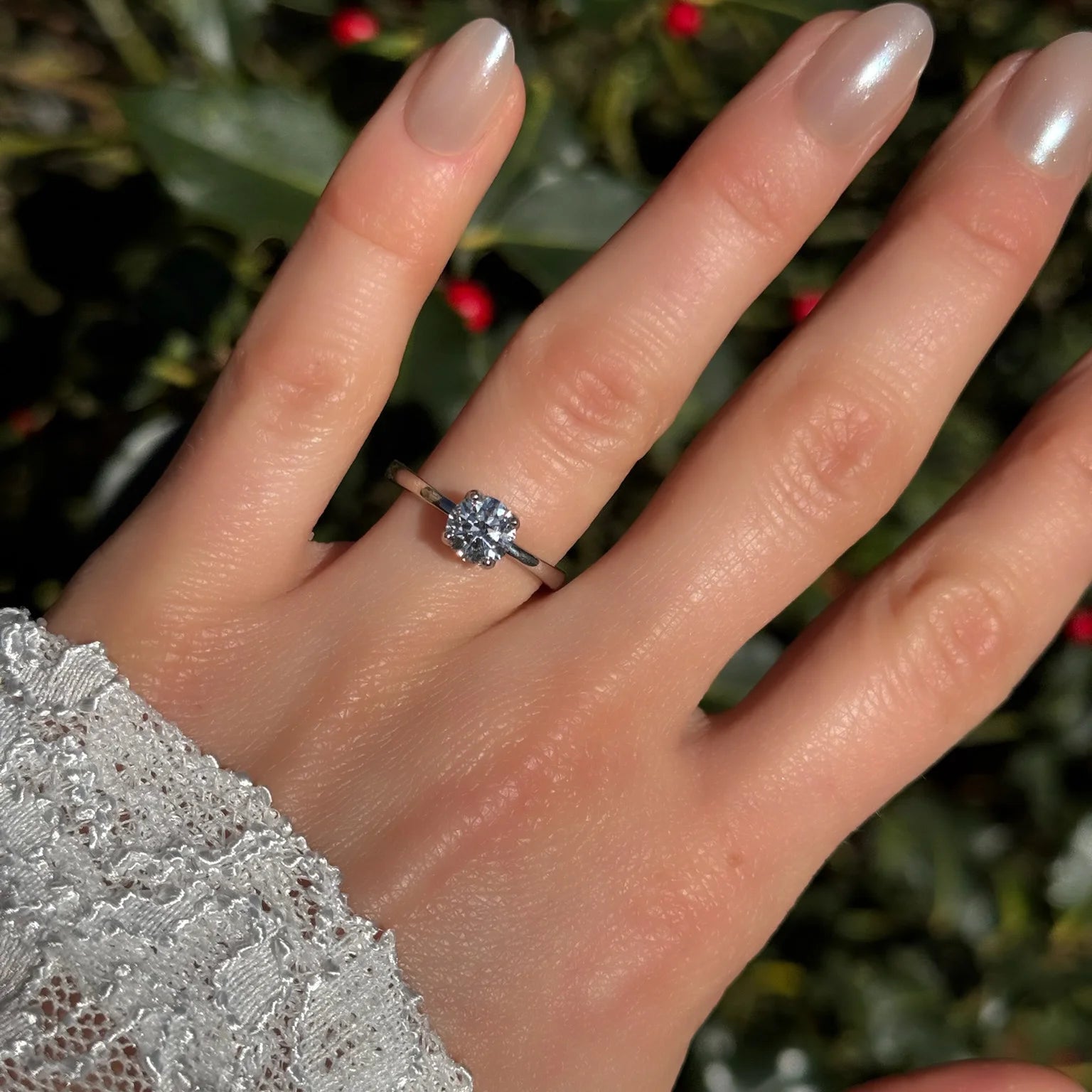 Ring Petite Fleur Solitär in 960er Platin mit 1,00 ct Brillant getragen an Ringfinger