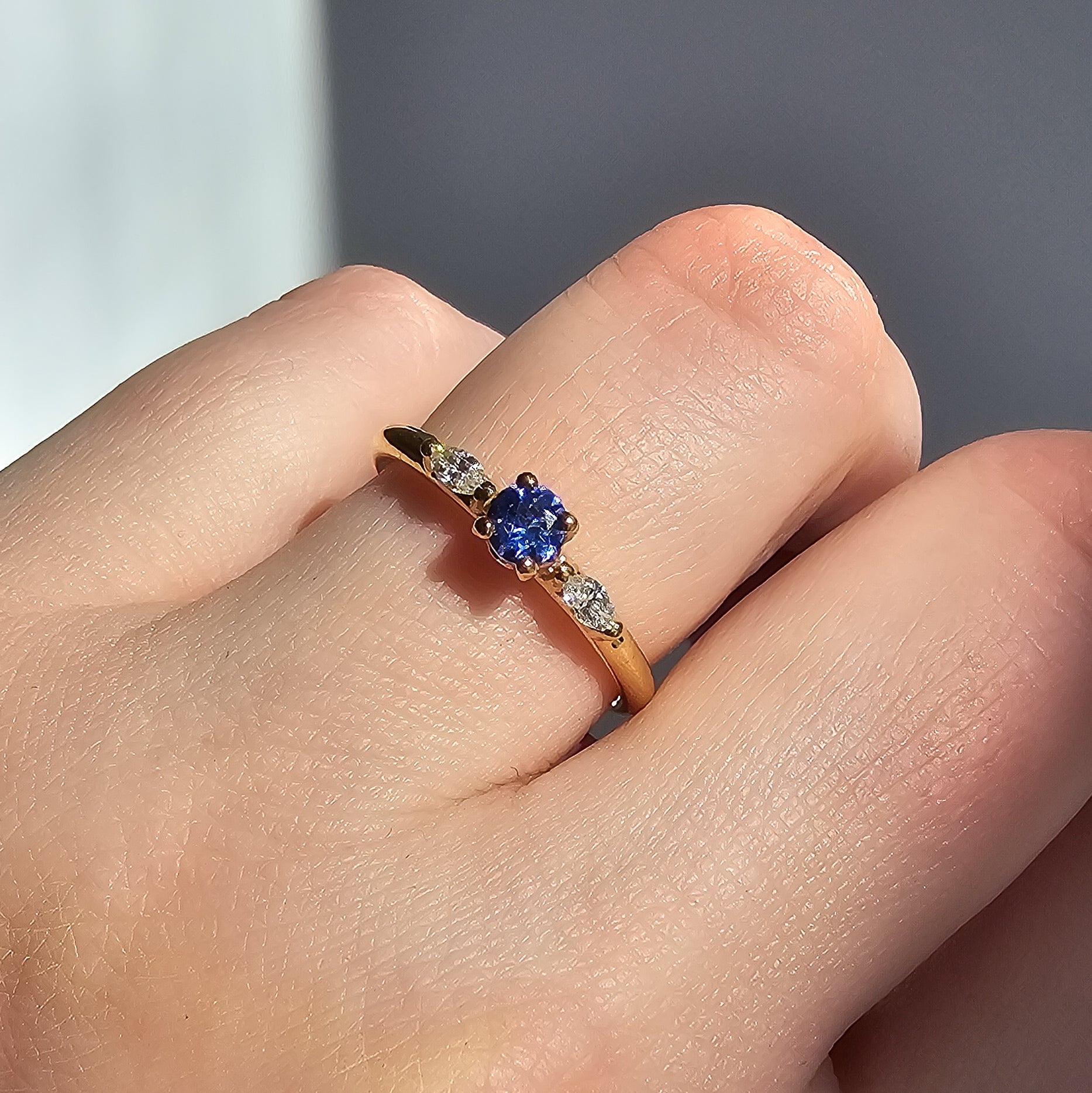 Petite Fleur Tansanit an Finger closeup