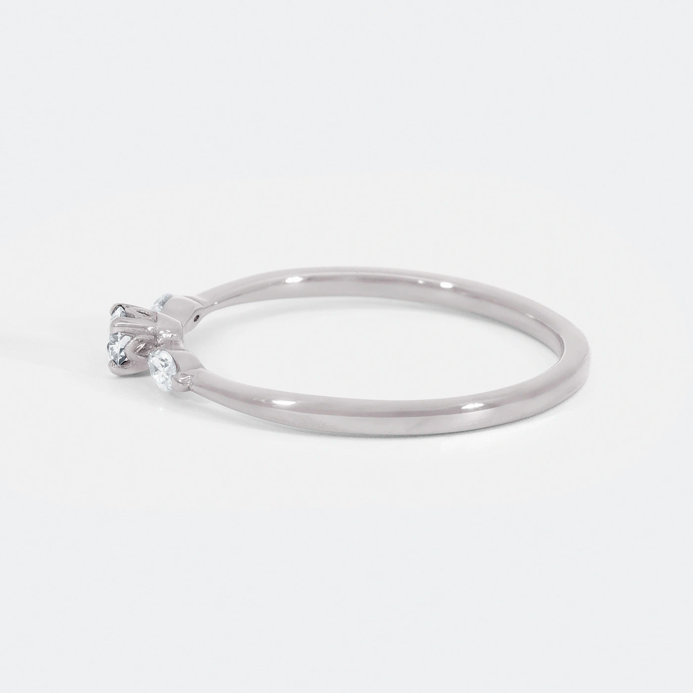 Ring Petite Fleur Mittelstein 0.10ct Brillant von 2 Navette Diamanten flankiert in floralem Design Platin Frontansicht 90Grad Links gedreht