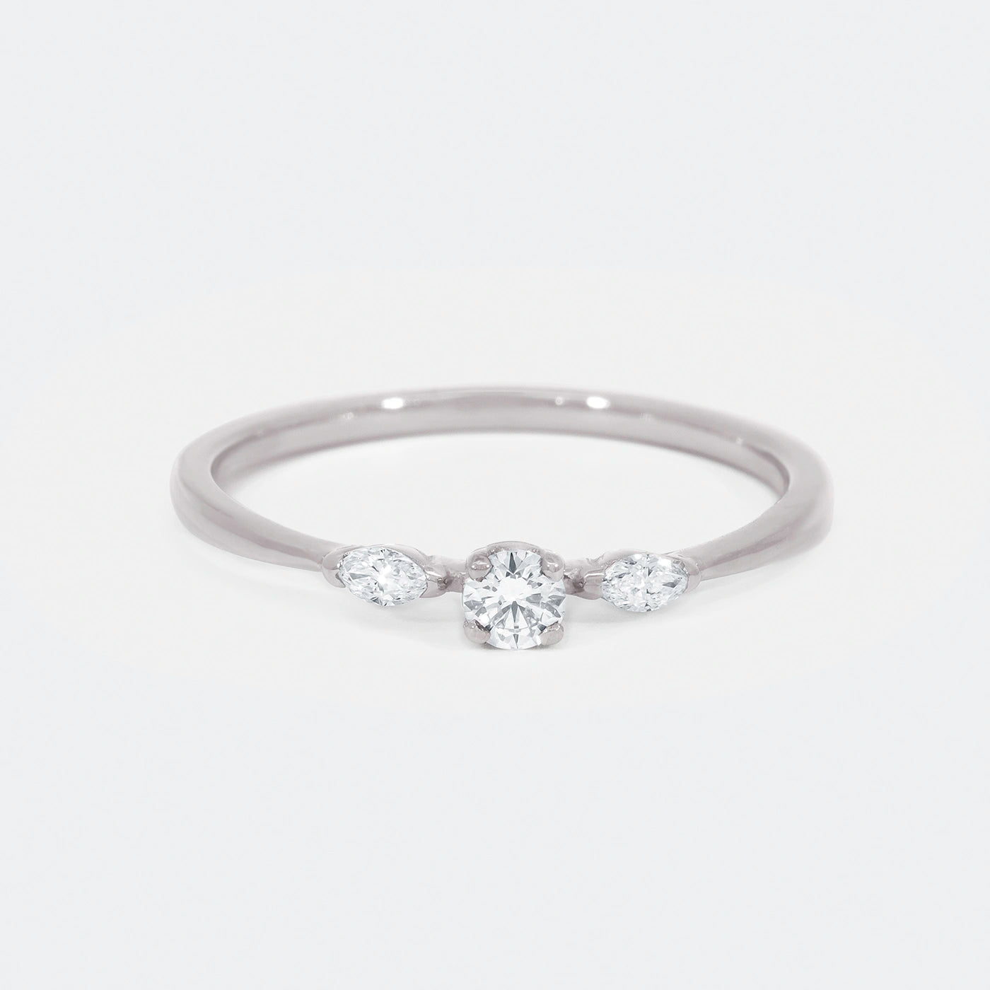 Ring Petite Fleur Mittelstein 0.10ct Brillant von 2 Navette Diamanten flankiert in floralem Design Platin Frontansicht